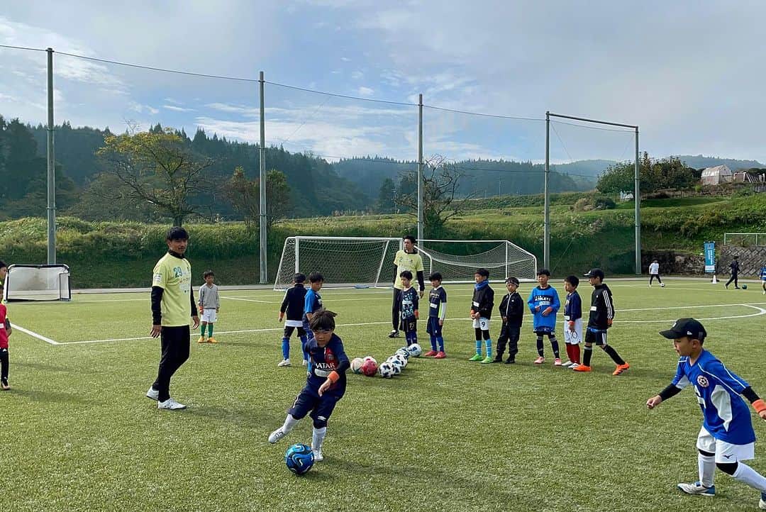 谷口博之さんのインスタグラム写真 - (谷口博之Instagram)「第一回⚽️ 【NAO's FARM CUP 2023】に参加させて頂きました！  総勢250名ほどがいいずなコネクとWESTに集結‼️  秋晴れの中、子供達とサッカースクールや地域の皆さんと試合などを行い楽しい時間を共有させていただきました✨  マリノスユースの先輩 @sgss.18  くん @hayuma.tanaka_official  くん 久しぶりにボールが蹴れて嬉しかったです🙏  @sota_nakazawa  さんとのディフェンスコンビもよかったかなと🤝  キッチンカーも出店しており、直宏くんの収穫したお米も美味しかった〜🍙  長野県、飯綱町　最高‼️  #NAOSFARMCUP2023 #NAOSFARM2023 #NAOsFARM農業 #NAOsFARMサッカークリニック #lizuna ＃飯綱 #みみずや  #藤田泰成  #家木大輔」10月17日 10時59分 - hiroyukitaniguchi29