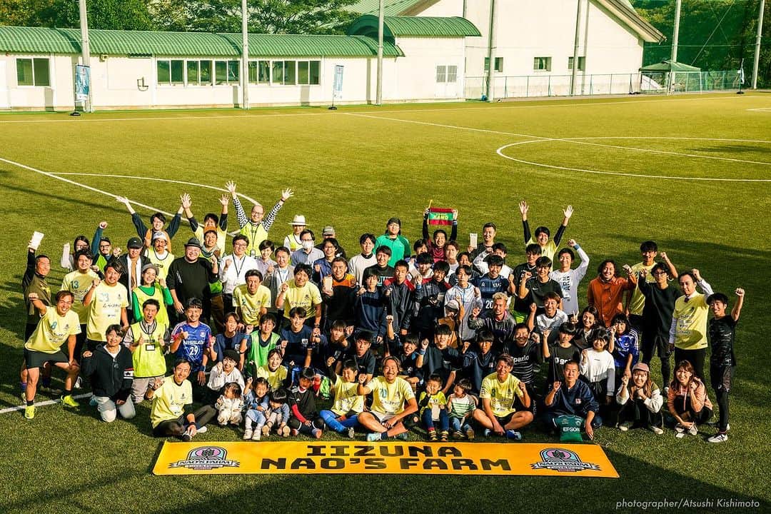 谷口博之さんのインスタグラム写真 - (谷口博之Instagram)「第一回⚽️ 【NAO's FARM CUP 2023】に参加させて頂きました！  総勢250名ほどがいいずなコネクとWESTに集結‼️  秋晴れの中、子供達とサッカースクールや地域の皆さんと試合などを行い楽しい時間を共有させていただきました✨  マリノスユースの先輩 @sgss.18  くん @hayuma.tanaka_official  くん 久しぶりにボールが蹴れて嬉しかったです🙏  @sota_nakazawa  さんとのディフェンスコンビもよかったかなと🤝  キッチンカーも出店しており、直宏くんの収穫したお米も美味しかった〜🍙  長野県、飯綱町　最高‼️  #NAOSFARMCUP2023 #NAOSFARM2023 #NAOsFARM農業 #NAOsFARMサッカークリニック #lizuna ＃飯綱 #みみずや  #藤田泰成  #家木大輔」10月17日 10時59分 - hiroyukitaniguchi29