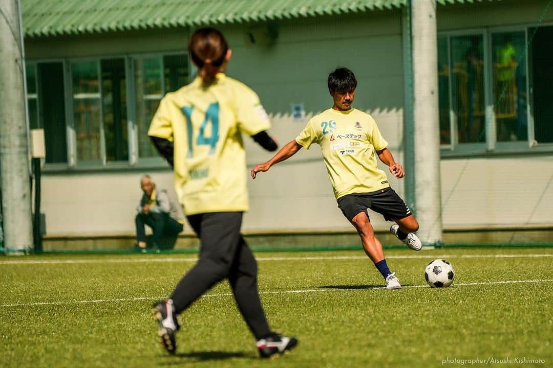 谷口博之さんのインスタグラム写真 - (谷口博之Instagram)「第一回⚽️ 【NAO's FARM CUP 2023】に参加させて頂きました！  総勢250名ほどがいいずなコネクとWESTに集結‼️  秋晴れの中、子供達とサッカースクールや地域の皆さんと試合などを行い楽しい時間を共有させていただきました✨  マリノスユースの先輩 @sgss.18  くん @hayuma.tanaka_official  くん 久しぶりにボールが蹴れて嬉しかったです🙏  @sota_nakazawa  さんとのディフェンスコンビもよかったかなと🤝  キッチンカーも出店しており、直宏くんの収穫したお米も美味しかった〜🍙  長野県、飯綱町　最高‼️  #NAOSFARMCUP2023 #NAOSFARM2023 #NAOsFARM農業 #NAOsFARMサッカークリニック #lizuna ＃飯綱 #みみずや  #藤田泰成  #家木大輔」10月17日 10時59分 - hiroyukitaniguchi29