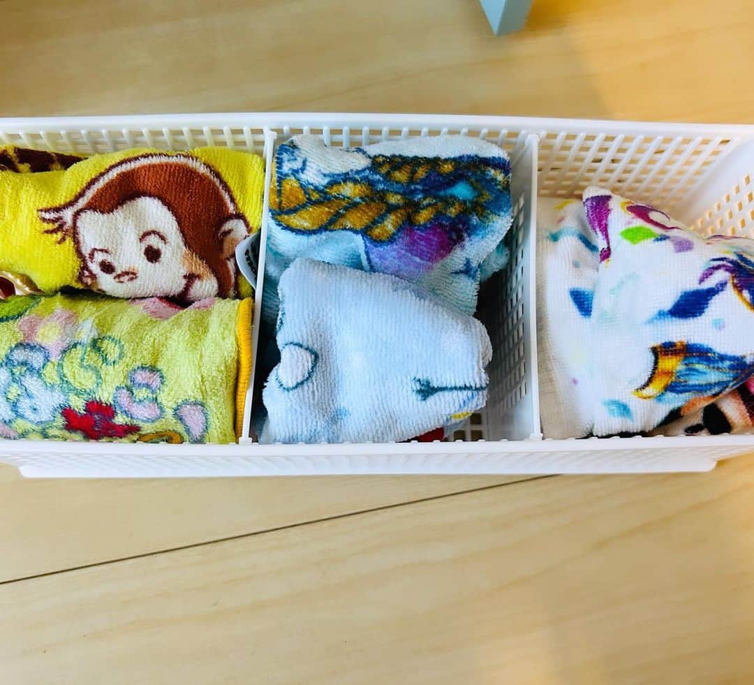 横山愛子さんのインスタグラム写真 - (横山愛子Instagram)「【学習机】(年長) ニトリアウトレットで購入！ 新品なのに少し塗装がはがれているくらいのもので、約半額で買えた🥰  ・スッキリみせるコツ ①デスク上の棚収納は、圧迫感があるのでなし。 ②机上にはなるべく物を置かない。 ③引き出し収納を使う  →座る位置のお腹部分にあたる引き出しには、あまり使わないものを収納する。 (シール帳・折り紙・メモ帳など )  →座って右側引き出しには、毎日使う頻度の高い文房具を収納する！ 【ポイント】座ったまま開閉できるので、すぐに取り出せて使いやすい。  ☆ダイソーの整理トレーを使っています☆  【ポイント】→子供が自分で収納場所を決める。子供の目線と親の目線は違うので😄  扉はゆっくり閉まるので、手を挟む心配なし‼️ 下の扉、下段にはテキスト・塗り絵をファイルボックスで収納！  上段には幼稚園で使うハンカチを、仕切り収納で取りやすくしています。 【ポイント】 入れすぎないこと！適量で！ 5日間幼稚園に通うので、我が家は5枚。 小学生になると、給食袋セット・ティッシュも同じ場所に収納します。  毎日5分でも15分でも、座る習慣を小学生になる前までつけることをオススメします✌️  勉強じゃなくてもお絵描きでもいいし、ぬりえでもいい！ 折り紙でもいいし、人形遊びでもいい（＾ω＾）  年少の次女も同じ収納していますが、引き出しにはリカちゃん人形や折り紙作品が入っています😂 それでも座るきっかけになれば良し‼️‼️  少しでも参考になれば嬉しいです^_^ #整理収納アドバイザー2級  #プレママ　#横山愛子　#ホリプロ　#こどものいる暮らし  #2歳差育児  #年子　#幼稚園ママ  #学習机　#ニトリ　#ダイソー　#整理トレー」10月17日 11時09分 - aiaiko8