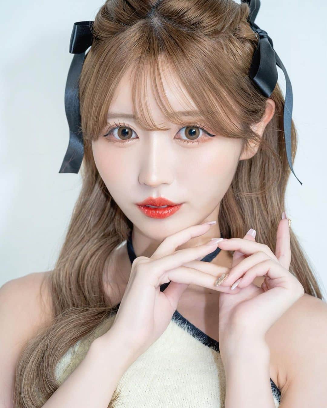 のインスタグラム：「撮影してもらった🖤⋈�.*  新しいアイコン何にしようかなって考え中！冬っぽくしたくて、他にも色んなパターンで撮影してきたから、ストーリーでアンケート取ろうかな🖤   #アイドル  #撮影モデル  #モデル  #model  #リボンヘア  #ハーフツイン  #大人かわいい  #表参道  #韓国アイドル  #韓国」