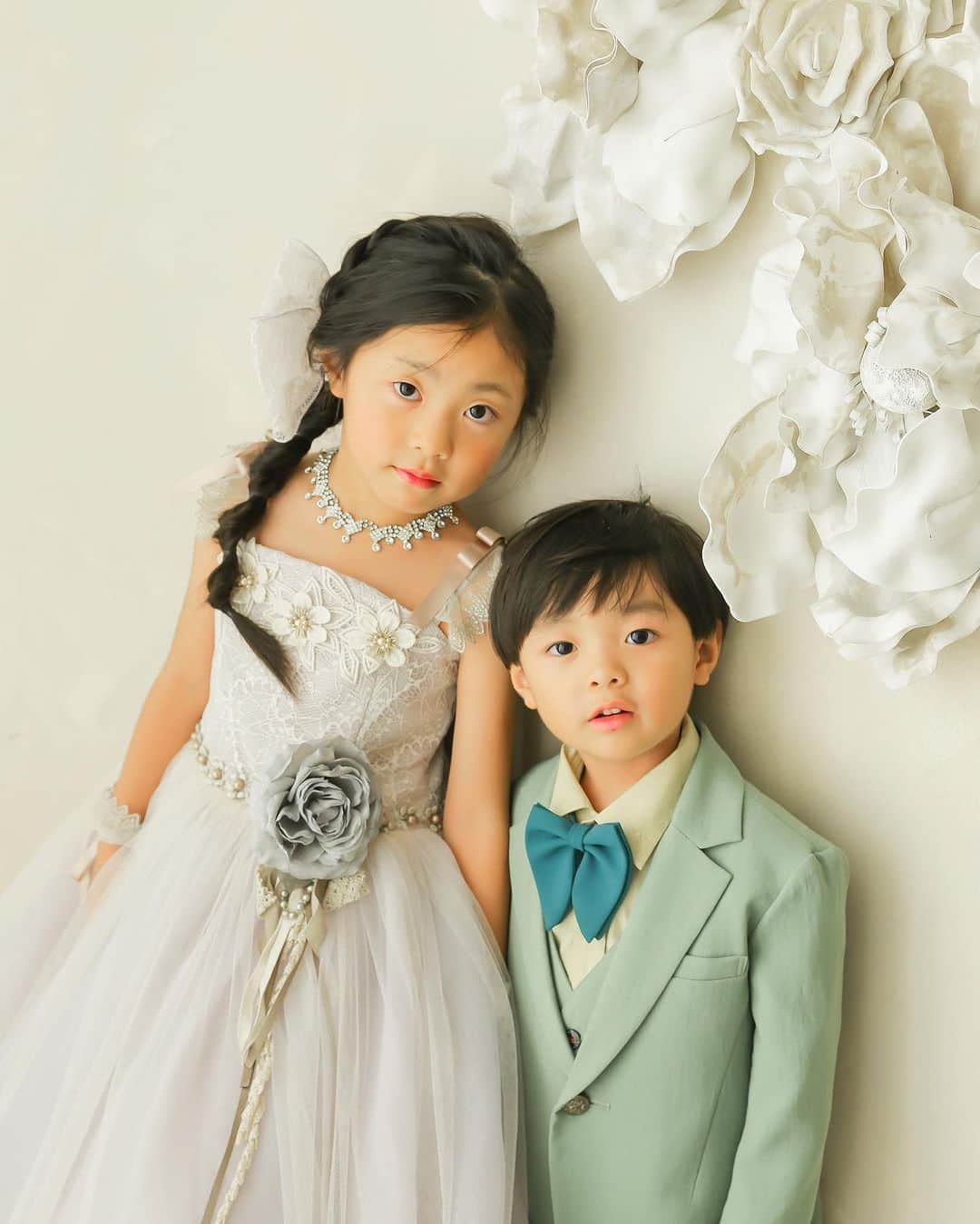 のインスタグラム：「.  兄弟撮影できます！！！✨ _____________________________________________ @caratt_yokkaichi photographer_kadoi ・ ・ #photography#stadiocaratt #caratt#photostudio #カジュアル#バースデー#和装#七五三#着物#キッズフォト#キッズスタジオ #スタジオキャラット#スタジオキャラット四日市店 #スタジオキャラット四日市#四日市フォトスタジオ #フォトスタジオ#写真#記念撮影 #子供のいる暮らし#赤ちゃんのいる暮らし #スマホ撮影ok」