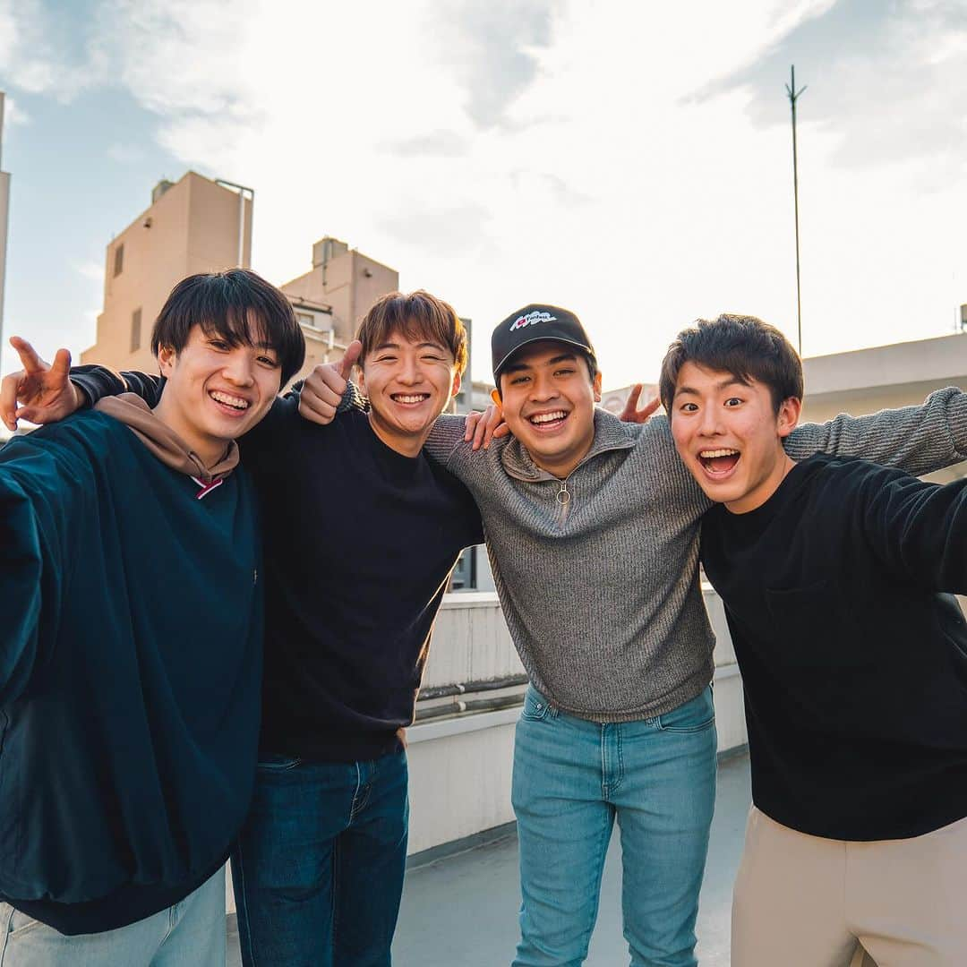 大塚稜馬さんのインスタグラム写真 - (大塚稜馬Instagram)「I met them in 2018, and it's been 6 years since then. Finally, the last chapter of our story begins next week, starting 10/23. We were really, really looking forward to the world trip. We've had a lot of surprising experiences on our previous travels, but this time, the number of countries we're visiting and the duration are extraordinarily long. I believe I can offer a version of Otsuka full of smiles, something unimaginable from the usual me, to all our viewers, haha.  Now, we are seeking partner companies interested in supporting the final activities for us four. If interested, please check out the details on the last slide.  Also, the day after tomorrow is my birthday, so I'm looking forward to all your celebratory comments.  いよいよ来週からずーーーっと楽しみだった世界旅行。今回訪れる国はアメリカ以外ぜんぶ未訪の地だし、アメリカも10年前に西海岸訪れただけだから本当に全部が楽しみ。ヨーロッパのクリスマスマーケット、ハッピーニューイヤー、オーロラもう想像しただけでわくわくがとまりません。   #worldtrip #nihongomantappu #fyp」10月17日 11時04分 - otk_rym