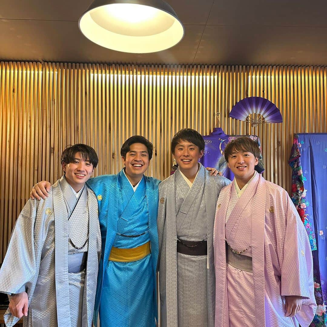 大塚稜馬さんのインスタグラム写真 - (大塚稜馬Instagram)「I met them in 2018, and it's been 6 years since then. Finally, the last chapter of our story begins next week, starting 10/23. We were really, really looking forward to the world trip. We've had a lot of surprising experiences on our previous travels, but this time, the number of countries we're visiting and the duration are extraordinarily long. I believe I can offer a version of Otsuka full of smiles, something unimaginable from the usual me, to all our viewers, haha.  Now, we are seeking partner companies interested in supporting the final activities for us four. If interested, please check out the details on the last slide.  Also, the day after tomorrow is my birthday, so I'm looking forward to all your celebratory comments.  いよいよ来週からずーーーっと楽しみだった世界旅行。今回訪れる国はアメリカ以外ぜんぶ未訪の地だし、アメリカも10年前に西海岸訪れただけだから本当に全部が楽しみ。ヨーロッパのクリスマスマーケット、ハッピーニューイヤー、オーロラもう想像しただけでわくわくがとまりません。   #worldtrip #nihongomantappu #fyp」10月17日 11時04分 - otk_rym