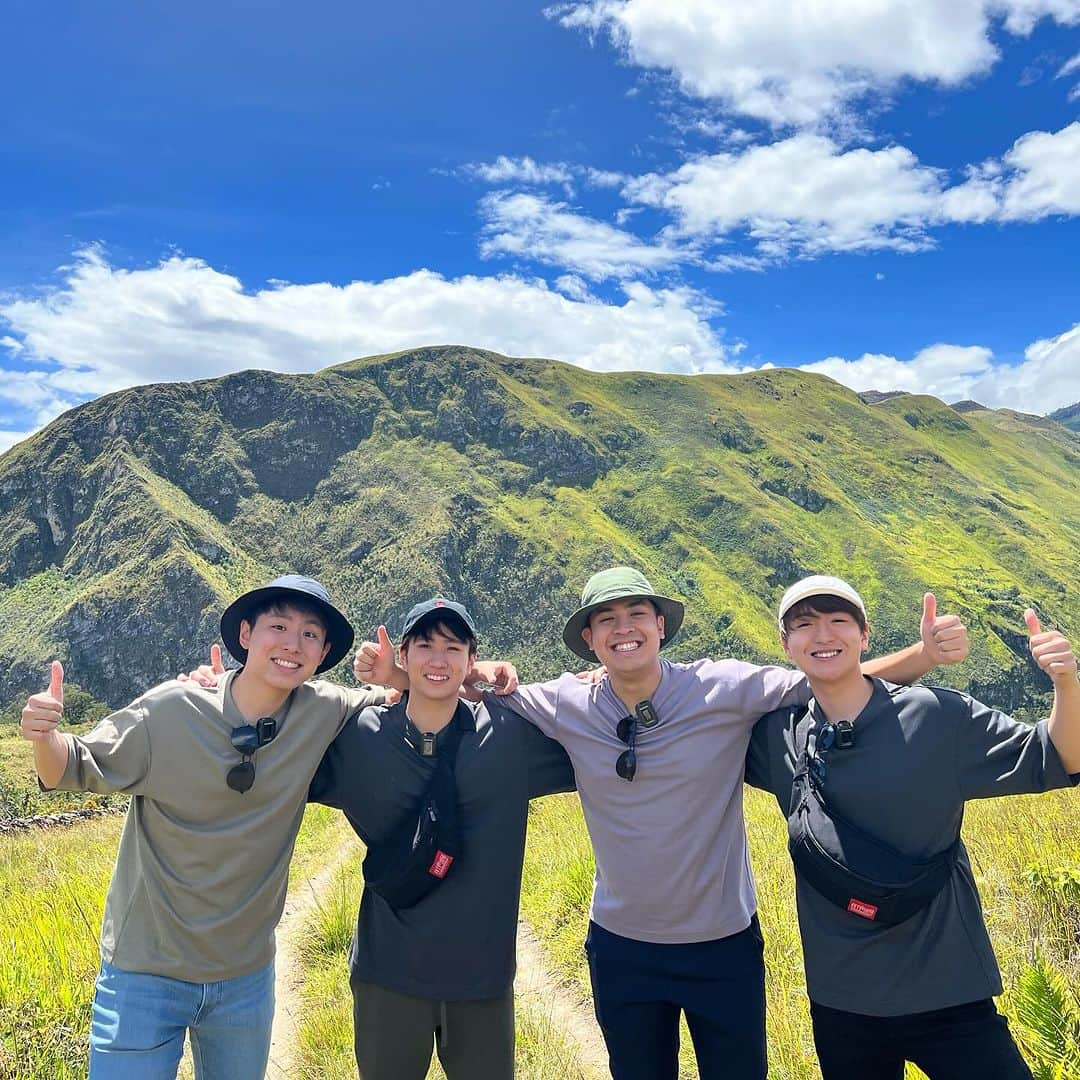 大塚稜馬のインスタグラム：「I met them in 2018, and it's been 6 years since then. Finally, the last chapter of our story begins next week, starting 10/23. We were really, really looking forward to the world trip. We've had a lot of surprising experiences on our previous travels, but this time, the number of countries we're visiting and the duration are extraordinarily long. I believe I can offer a version of Otsuka full of smiles, something unimaginable from the usual me, to all our viewers, haha.  Now, we are seeking partner companies interested in supporting the final activities for us four. If interested, please check out the details on the last slide.  Also, the day after tomorrow is my birthday, so I'm looking forward to all your celebratory comments.  いよいよ来週からずーーーっと楽しみだった世界旅行。今回訪れる国はアメリカ以外ぜんぶ未訪の地だし、アメリカも10年前に西海岸訪れただけだから本当に全部が楽しみ。ヨーロッパのクリスマスマーケット、ハッピーニューイヤー、オーロラもう想像しただけでわくわくがとまりません。   #worldtrip #nihongomantappu #fyp」