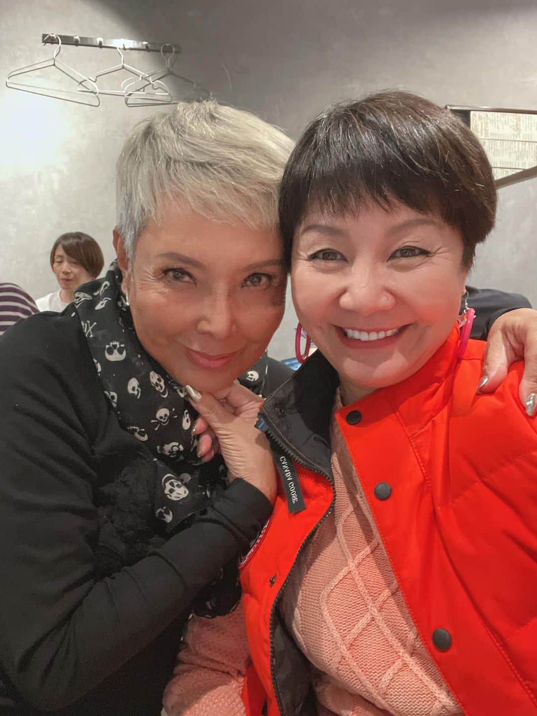 山本華世のインスタグラム：「芸能生活55周年、東京に観に行けなかったから福岡での仕事の合間に『まるごと海』でLiveのお話し聞きながら食事。お祝いしなきゃいけないのにご馳走さまでしたぁ(いつも、ありがとうございます)同じ辰年‼️ひと回り上とは思えないパワフルさに刺激も頂いてまーす❤️ #ピーさん #池畑慎之介 #芸能」
