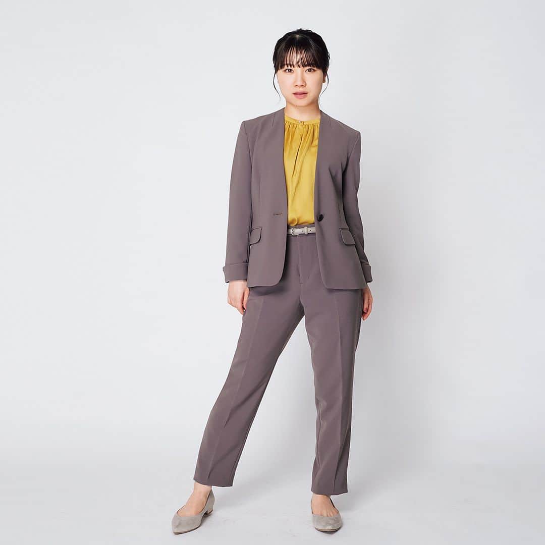 洋服の青山のインスタグラム：「. 洋服の青山60周年を記念し、 モーニング娘。’23改め 「アオヤマ娘。’60」始動です✨ @morningmusume_official × @aoyama_ladies  本日10/17(火)より洋服の青山公式Instagram(リール)/TikTokにて、 オリジナルダンス第一弾が公開です！  石田 亜佑美 @ayumi_ishida.official さんが着こなす、モカベージュのVカラージャケットにインナーの差し色が秋らしい雰囲気に！  ・1ボタンVカラージャケット 19,690 円 　(AJ235047-D)  ・ワンタックテーパードパンツ 9,900 円 　(AS235047-D)  ・ギャザーブラウス 4,950 円 　(APBL23127-51)  第二弾以降のオリジナルダンスはもちろん、 限定キャンペーンの開催など、たくさんの企画を皆さまお楽しみに！  #石田亜佑美  #モーニング娘  #アオヤマ娘60  #洋服の青山  #ビジネスカジュアル #ビジカジコーデ #秋コーデ  #ブラウスコーデ  #ブラウス #パンツスタイル #パンツコーデ  #ビジカジ  #ビジカジスタイル  #ビジカジコーデ  #お仕事コーデ  #お仕事コーディネート  #通勤コーデ  #オフィスカジュアル  #オフィスコーデ #コスパ #コスパコーデ  #スーツ女子  #スーツスタイル  #スーツコーデ  #スーツ」