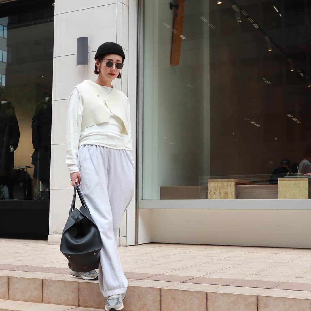 ジュジュのインスタグラム：「そーしてっ こーんなメンズライクなstylingにも🤍"  ドカジュアルにsilver base...✌️ で、ちょこんと女なpoint...♡"笑  arumi heart pierce 明日...2023/10/18 21:00 release✔︎  🗣️即納itemとなります。  #akarih #2023aw」