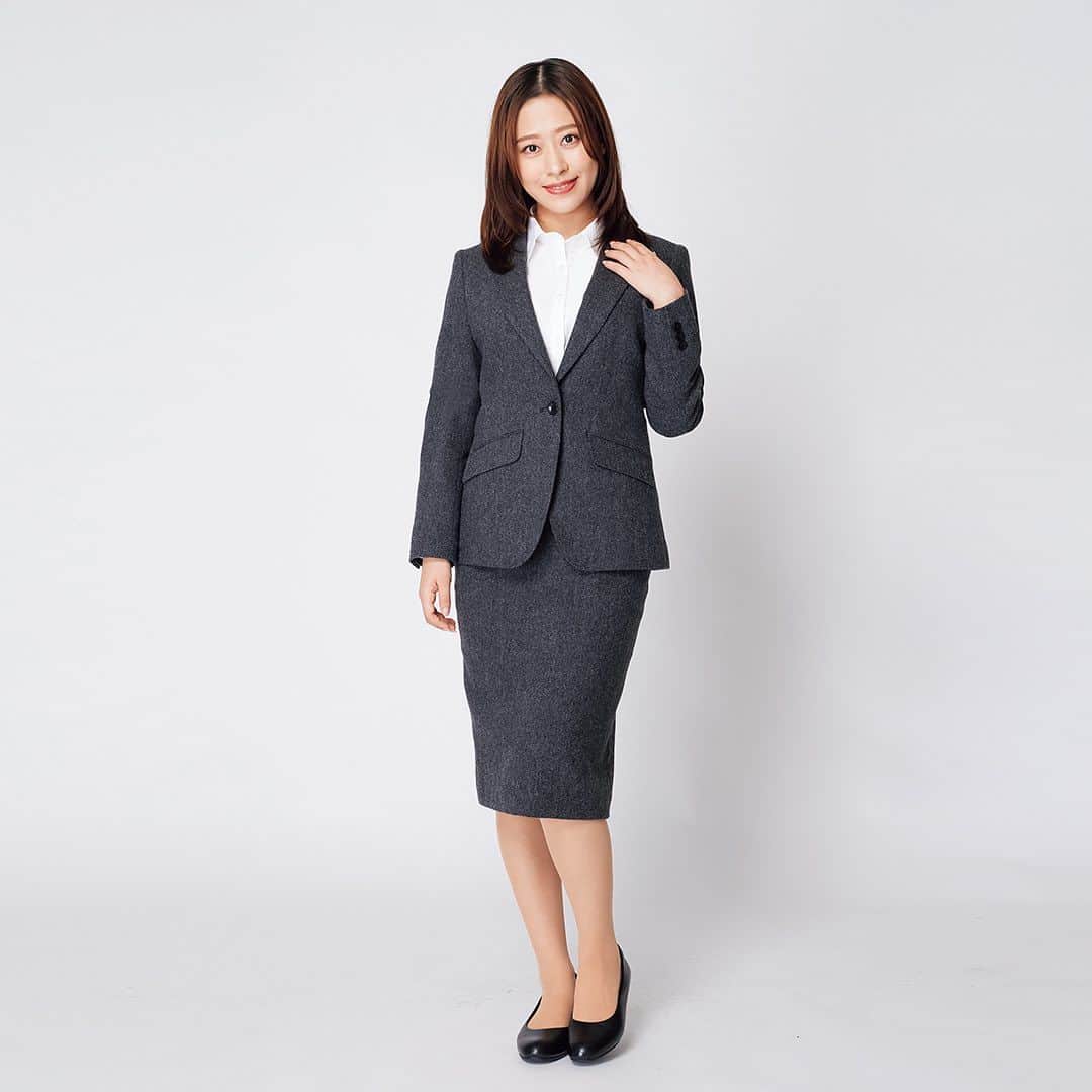 洋服の青山のインスタグラム：「. 洋服の青山60周年を記念し、 モーニング娘。’23改め 「アオヤマ娘。’60」始動です✨ @morningmusume_official × @aoyama_ladies  本日10/17(火)より洋服の青山公式Instagram(リール)/TikTokにて、 オリジナルダンス第一弾が公開です！  小田 さくらさんが着こなす、ウエストラインが美しいテーラードジャケットは、 回収衣料や未利用糸を反毛加工した原料で、サステナブルな商品です！  ・1ボタンテーラードジャケット 25,151円 　(HJ231181-B)  ・タイトスカート 14,300円 　(HP235180-B)  ・レギュラーカラーブラウス 6,490円 　(HRL23143-10）  第二弾以降のオリジナルダンスはもちろん、 限定キャンペーンの開催など、たくさんの企画を皆さまお楽しみに！  #小田さくら #モーニング娘  #アオヤマ娘60  #洋服の青山  #ビジネスカジュアル #ビジカジコーデ #秋コーデ  #ブラウスコーデ  #ブラウス  #ビジカジ  #ビジカジスタイル  #ビジカジコーデ  #お仕事コーデ  #お仕事コーディネート  #通勤コーデ  #オフィスカジュアル  #オフィスコーデ #コスパ #コスパコーデ  #スーツ女子  #スーツスタイル  #スーツコーデ  #スーツ #スカートコーデ  #スカート #renewool」