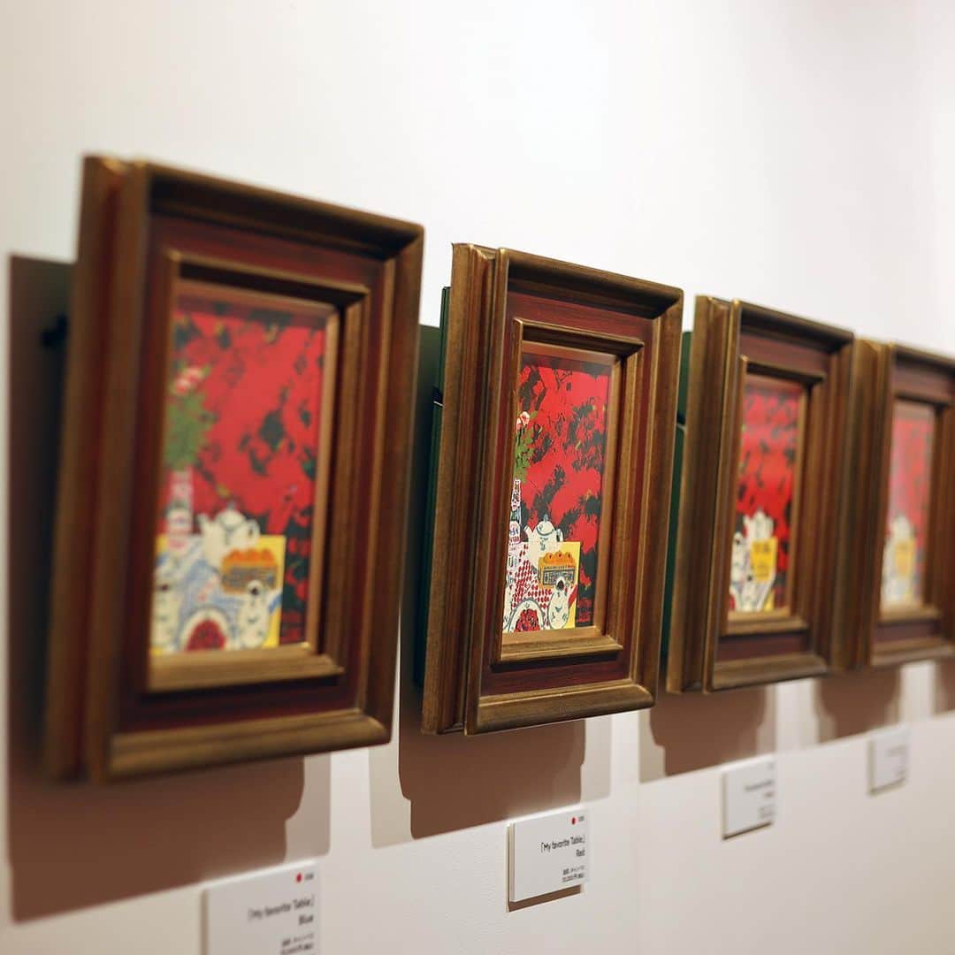 ほぼ日刊イトイ新聞さんのインスタグラム写真 - (ほぼ日刊イトイ新聞Instagram)「⁡ ⁡ 「赤の画家」と呼ばれる笹尾光彦さんの 展覧会「絵がある。カフェがある。」が、 渋谷PARCO８F「ほぼ日曜日」で開催中です。 ⁡ 代表作の「Red Sofa」「My favorite Table」、 手のひらに乗るサイズの「Mini Frame」など、 100点以上の作品がならぶ 見応えたっぷりの空間になっています。 ⁡ 作品は先着順に販売もしていますよ！ キルフェボンとの コラボレーションカフェでは、 絵を見ながらお菓子とお茶を どうぞおたのしみください。 ⁡ —— ⁡ PARCOでSASAO展 「絵がある。カフェがある。」 期間：2023年10月14日（土）-11月12日（日） 場所：ほぼ日曜日（渋谷PARCO８階） 時間 ：11:00〜20:00 入場料：無料 ⁡ —— ⁡ #笹尾光彦 さん #赤の画家 #RedSofa #MiniFrame #キルフェボン #タルト #ベリーのタルト #イベント #展覧会 #ほぼ日 #渋谷parco #渋谷パルコ #渋谷  #ほぼ日刊イトイ新聞 ⁡ https://www.1101.com/hobonichiyobi/exhibition/5914.html」10月17日 11時19分 - hobonichi1101