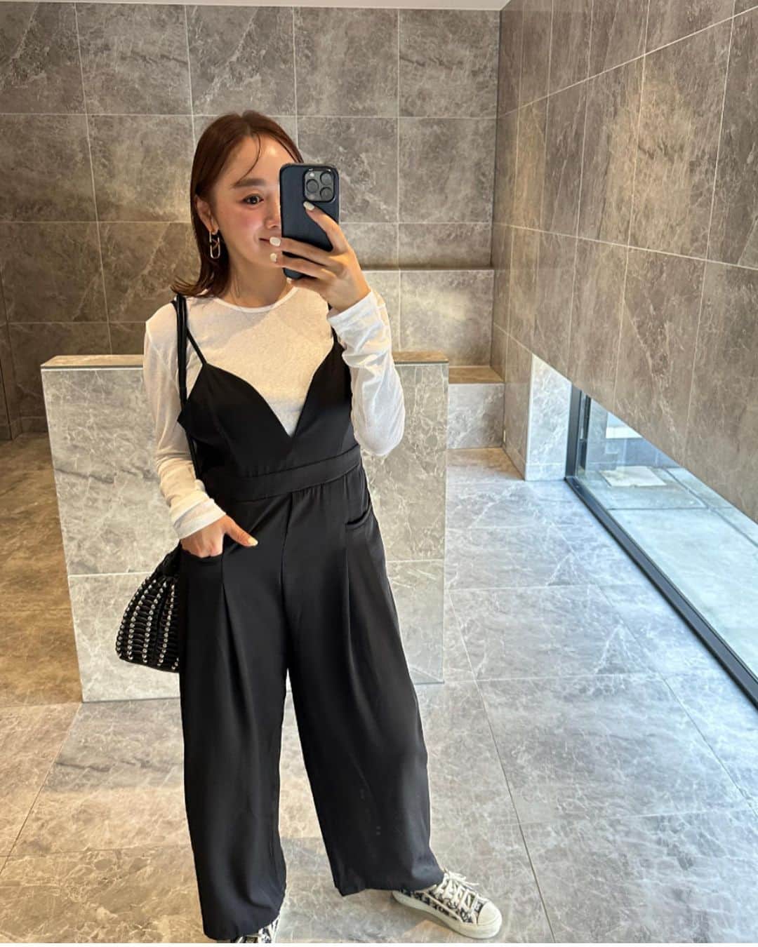 Keikooooooのインスタグラム：「コーデ🖤 @aulii_amomentofhappiness の オールインワンでカジュアルコーデ👟 子供と遊ぶ時はこんな服が便利✨ 丈が後ろで調節できたり、インナー次第で春から秋までずっと着られるから、本当に重宝してます🫶🏻😆  all-in-one @aulii_amomentofhappiness  tops @room_rakuten  shoes @dior #dior bag @zara #zara  #カジュアルコーデ#カジュアル#シンプル#シンプルコーデ #ママコーデ#ザラ#スニーカーコーデ #公園コーデ#秋コーデ」