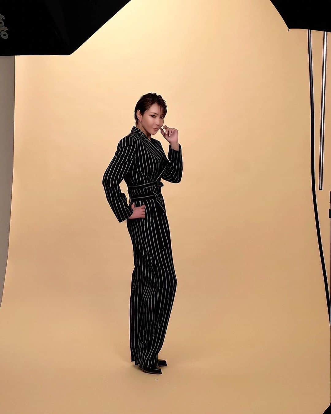のインスタグラム：「. 「美ST」12月号 10月17日(火) 本日発売😊😊😊 よろしくです❤️ . #美ST #柚希礼音」