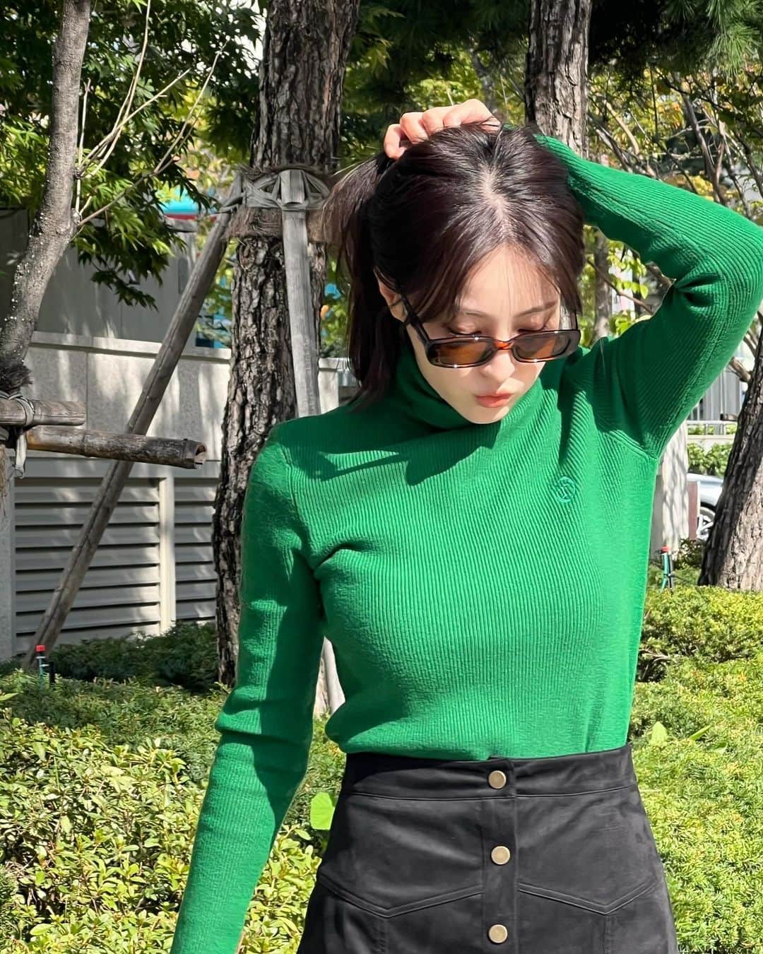 ジャング・ウネ・サングのインスタグラム：「날씨 좋아 🥒💚🍀🎄」