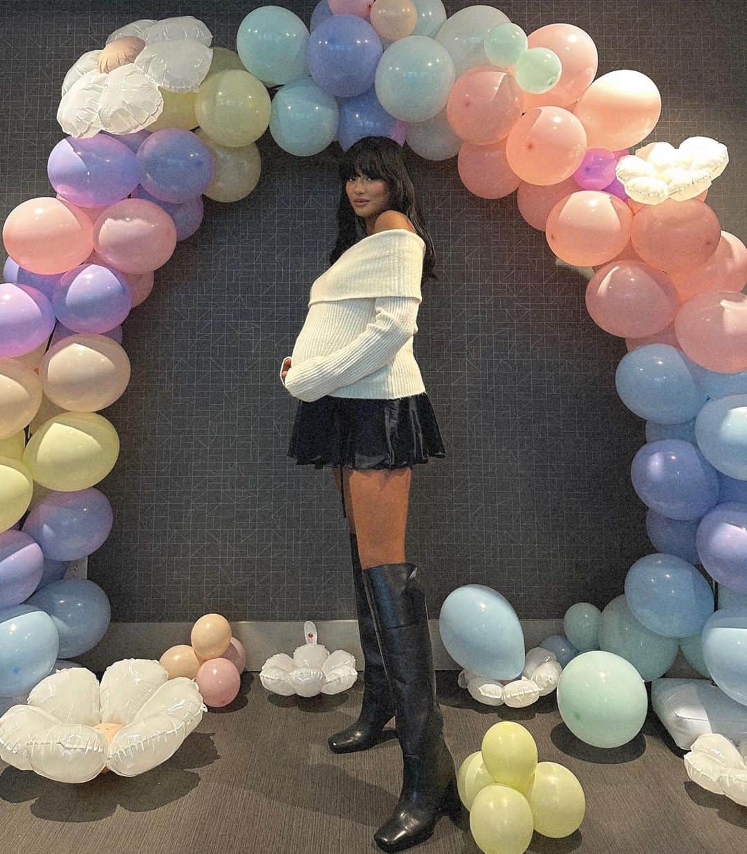 エマリン・エストラーダのインスタグラム：「October is flying by.. in 3 weeks (more or less) we will be welcoming our baby # 2 🥹」