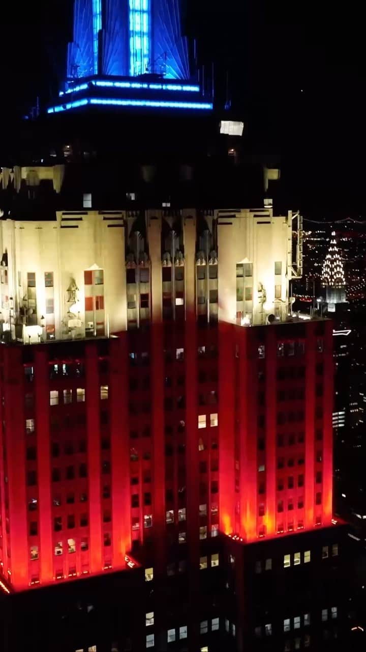 Empire State Buildingのインスタグラム：「Shining bright just for #NYR. ✨」