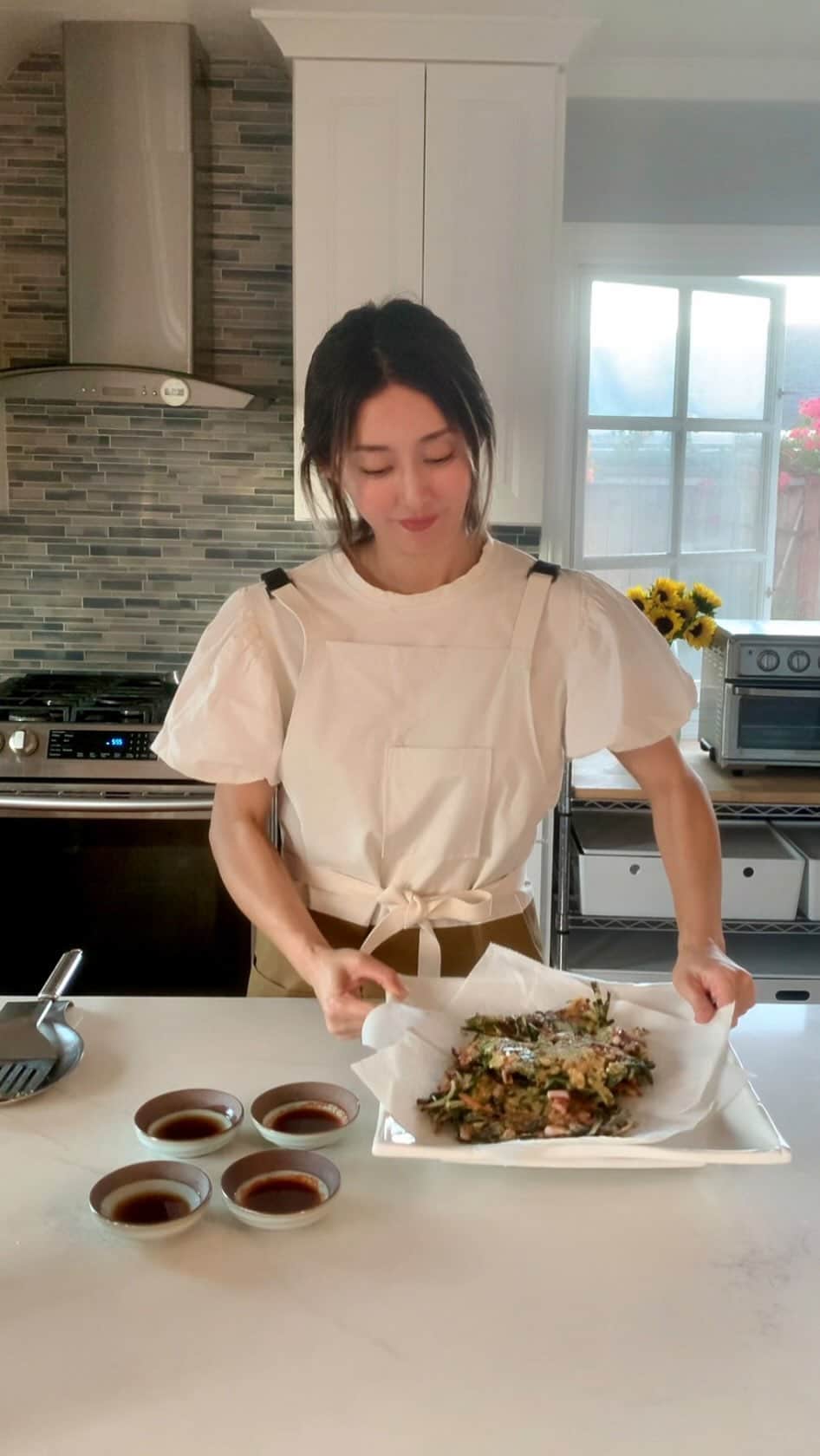 高木りなのインスタグラム：「夫と長男が夕方から出掛けると言うので、その前に急いで作ったヘルムパジョン(海鮮チヂミ) 子供たちはパジョンにするとネギもニラもよく食べてくれます。急いでいたので今回は量ってませんが、粉 : 水を1 : 0.9にすると失敗しないです☺️ 남편과 첫째가 저녁에 외출한다고해서 그전에 후다닥 만든 해물파전! 애들은 파전으로 해주면 파도 부추도 잘 먹어줘요~ 급해서 가루를 재지 않았는데  가루 : 물을 1 : 0.9 비율로 하면 실패 안하는거같아요^^」