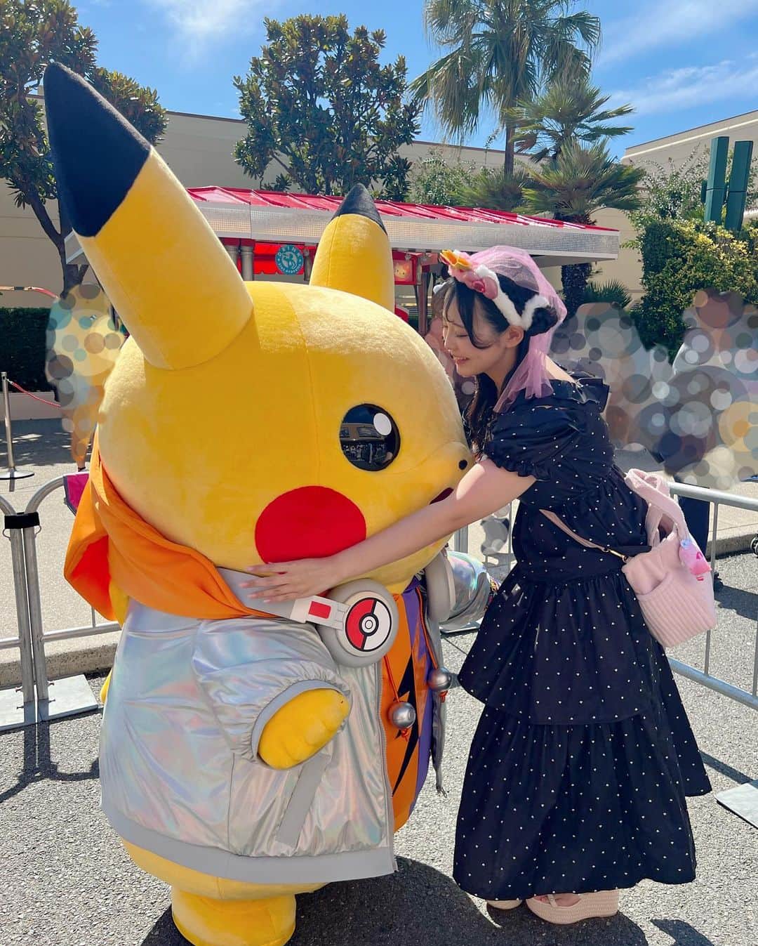 のインスタグラム：「💛⚡️ぴかさま⚡️💛  ♡  ピカ様ともツーショット‼️  もうこれも1枚しかとって駄目なのしんどい😭  沢山撮りたい；；  とりあえずぎゅーしてもらいました🥺💖  最近はパモばっかりだけど  ちゃんとピカ様もあいしてるよ〜⚡️💛✨✨  ♡  #恋渕ももな  #ピカチュウ #pikachu #pokemon #pokémon #usj #usiversalstudiojapan #ユニバ #ユニバコーデ #ユニバーサルスタジオジャパン #ユニバハロウィン #グリーティング」