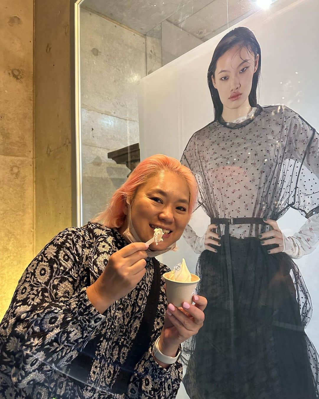 栗原友さんのインスタグラム写真 - (栗原友Instagram)「渋谷 @gvgv_official のお洋服を良く買わせていただいているんだけど、このお店にはなんとソフトクリームが売ってます。 わたし、ソフトクリームって乳脂肪高くてお腹壊しちゃうからいままでそんなに得意じゃなかったんだけど、こちらのはすごくあっさり！なんな、牛乳そのもの！美味しすぎてお代わりしてしまったくらいよ！ そして販売しているリコッタチーズも最高。パンに塗って塩とオリーブオイルかけるのもよし、うちの天然本マグロ乗せてもよし、サイコーですわ。 チーズ好きはここのリコッタぜひ試してほしい。」10月17日 11時30分 - kuri__tomo