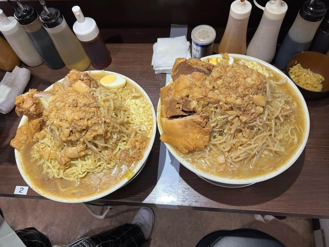 かこさんのインスタグラム写真 - (かこInstagram)「ラーメン富士丸西早稲田店さん🍜茹で前1500g！！全マシとアブラカスと生姜と生卵追加！ 豚が引くほど大きい！！デフォルトでこれはすごい😳レッドロックや⛰️🔥 #富士丸 #ラーメン #二郎系 #二郎系ラーメン #ramen #먹방 #대식가 #먹팔 #먹팔해요 #먹스타그램 #大食い #双子 #はらぺこツインズ  #大胃王 #モッパン #ความตะกละ #Ham ăn #gula #双子」10月17日 11時37分 - harapeko__kako