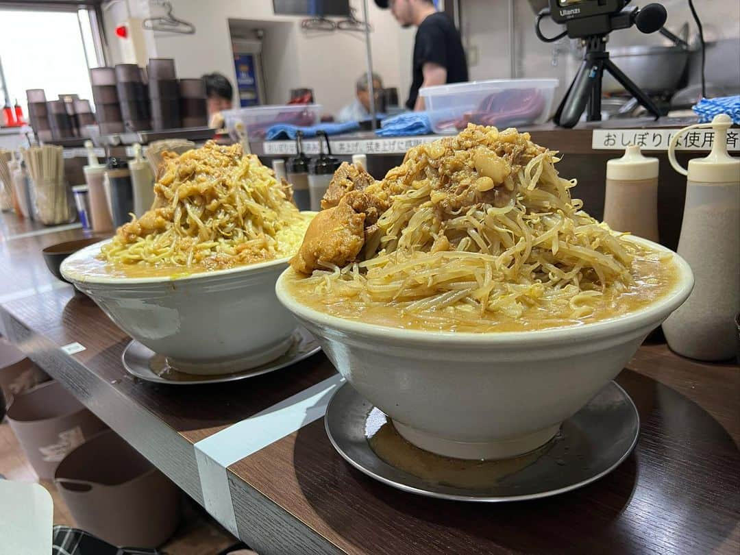 かこさんのインスタグラム写真 - (かこInstagram)「ラーメン富士丸西早稲田店さん🍜茹で前1500g！！全マシとアブラカスと生姜と生卵追加！ 豚が引くほど大きい！！デフォルトでこれはすごい😳レッドロックや⛰️🔥 #富士丸 #ラーメン #二郎系 #二郎系ラーメン #ramen #먹방 #대식가 #먹팔 #먹팔해요 #먹스타그램 #大食い #双子 #はらぺこツインズ  #大胃王 #モッパン #ความตะกละ #Ham ăn #gula #双子」10月17日 11時37分 - harapeko__kako