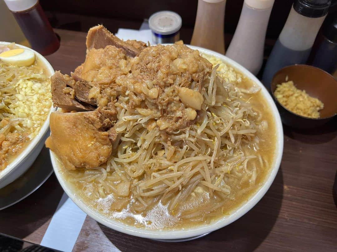 かこさんのインスタグラム写真 - (かこInstagram)「ラーメン富士丸西早稲田店さん🍜茹で前1500g！！全マシとアブラカスと生姜と生卵追加！ 豚が引くほど大きい！！デフォルトでこれはすごい😳レッドロックや⛰️🔥 #富士丸 #ラーメン #二郎系 #二郎系ラーメン #ramen #먹방 #대식가 #먹팔 #먹팔해요 #먹스타그램 #大食い #双子 #はらぺこツインズ  #大胃王 #モッパン #ความตะกละ #Ham ăn #gula #双子」10月17日 11時37分 - harapeko__kako