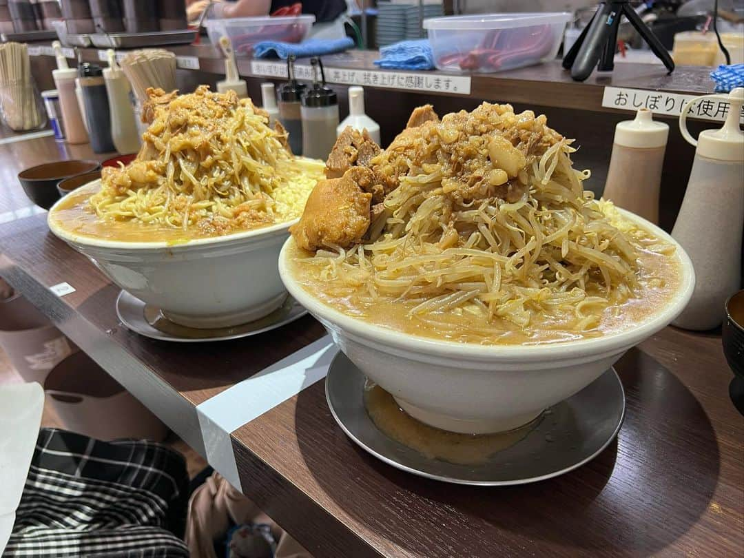 かこさんのインスタグラム写真 - (かこInstagram)「ラーメン富士丸西早稲田店さん🍜茹で前1500g！！全マシとアブラカスと生姜と生卵追加！ 豚が引くほど大きい！！デフォルトでこれはすごい😳レッドロックや⛰️🔥 #富士丸 #ラーメン #二郎系 #二郎系ラーメン #ramen #먹방 #대식가 #먹팔 #먹팔해요 #먹스타그램 #大食い #双子 #はらぺこツインズ  #大胃王 #モッパン #ความตะกละ #Ham ăn #gula #双子」10月17日 11時37分 - harapeko__kako