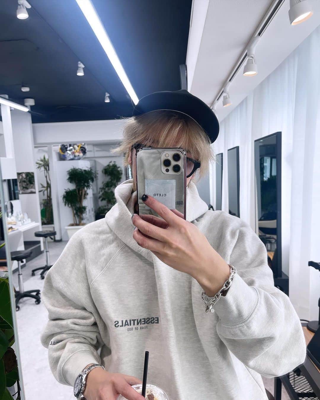 加代憲康のインスタグラム：「@essentials setup 足元はdior×jordan1×travis customこれ本当カッコ良いです！  【11月ご予約1回目sold out】ありがとうございました！　新店舗に移転してもうすぐ2ヶ月経ちます。変わらず来ていただいてるお客様に感謝です。  @cleto_all のカウンセリング動画も沢山の方に見ていただきありがとうございます。もっともっとCLETOメンバーの魅力が伝わるコンテンツに育てていきます。  11月2回目の予約開放は10月28日土曜日 21時からよろしくお願いします。  @cleto_recruit も引き続き募集してますのでぜひ問い合わせください。」