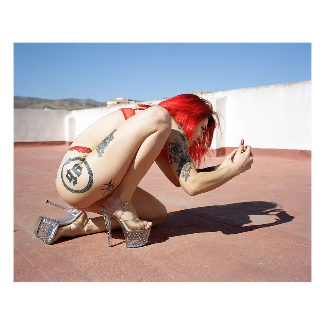 Magnum Photosのインスタグラム：「The latest edition of the Square Print Sale pays tribute to light which, in its grandeur and form, expresses unique moments through a spectrum of contrast and color ⭐️⁠ ⁠ In The Models, a photograph from @alessandra_sanguinetti's series The Adventures of Guille and Belinda, daylight pours down from the window onto the eponymous cousins, leaving a trail of rays along the wall, illuminating their hair and the bouquet between them. ⁠ ⁠ In David Seymour’s 1953 portrait of actress Ingrid Bergman, accents of red accompany a warm glow that fades into shadow, casting Bergman in a contemplative shine. ⁠ ⁠ An image from @mikhael_subotzky depicts a brief and random encounter with a family in Tokai Forest in Cape Town, close to where he grew up: "I remember walking in those woods as a toddler and something about the quality of light when I took this shot reminded me of that time.”⁠ ⁠ 🔗 The Square Print Sale ends on Sunday, October 22. Shop the curation at the link in the @magnumphotos bio.⁠ ⁠ PHOTOS (left to right):⁠ ⁠ ⁠(1) Mara. Almería, Spain. 2022. © @lua_ribeira / Magnum Photos⁠  (2) The Models. From the series, The Adventures of Guille and Belinda and The Enigmatic Meaning of Their Dreams. Buenos Aires, Argentina. 2000. © @alessandra_sanguinetti / Magnum Photos⁠ ⁠ ⁠(3) Ingrid Bergman. Italy. 1953. © David Seymour / Magnum Photos⁠ ⁠ (4) Coronavirus outbreak. Brooklyn, USA. 2020. © Peter @pvanagtmael / Magnum Photos⁠ ⁠ (5) Glasgow, Scotland. 1980. © Raymond @rdepardon / Magnum Photos⁠ ⁠ (6) Pedestrian crosswalk. Downtown Tokyo, Japan. 1985. © Bruno Barbey / Magnum Photos⁠ ⁠ (7) Peterson family, Tokai Forest. From the series, Public Encounters. Cape Town, South Africa. 2004. © @mikhael_subotzky / Magnum Photos⁠ ⁠ (8) New Star Motel. Valley Boulevard, El Monte, Los Angeles. USA. 2020. © @stuartafranklin / Magnum Photos⁠ ⁠ (9) Portrait of Esmaiel and his brother Gholamreza. Bakhtiari Province, Iran. 2018. © @newshatavakolian / Magnum Photos」