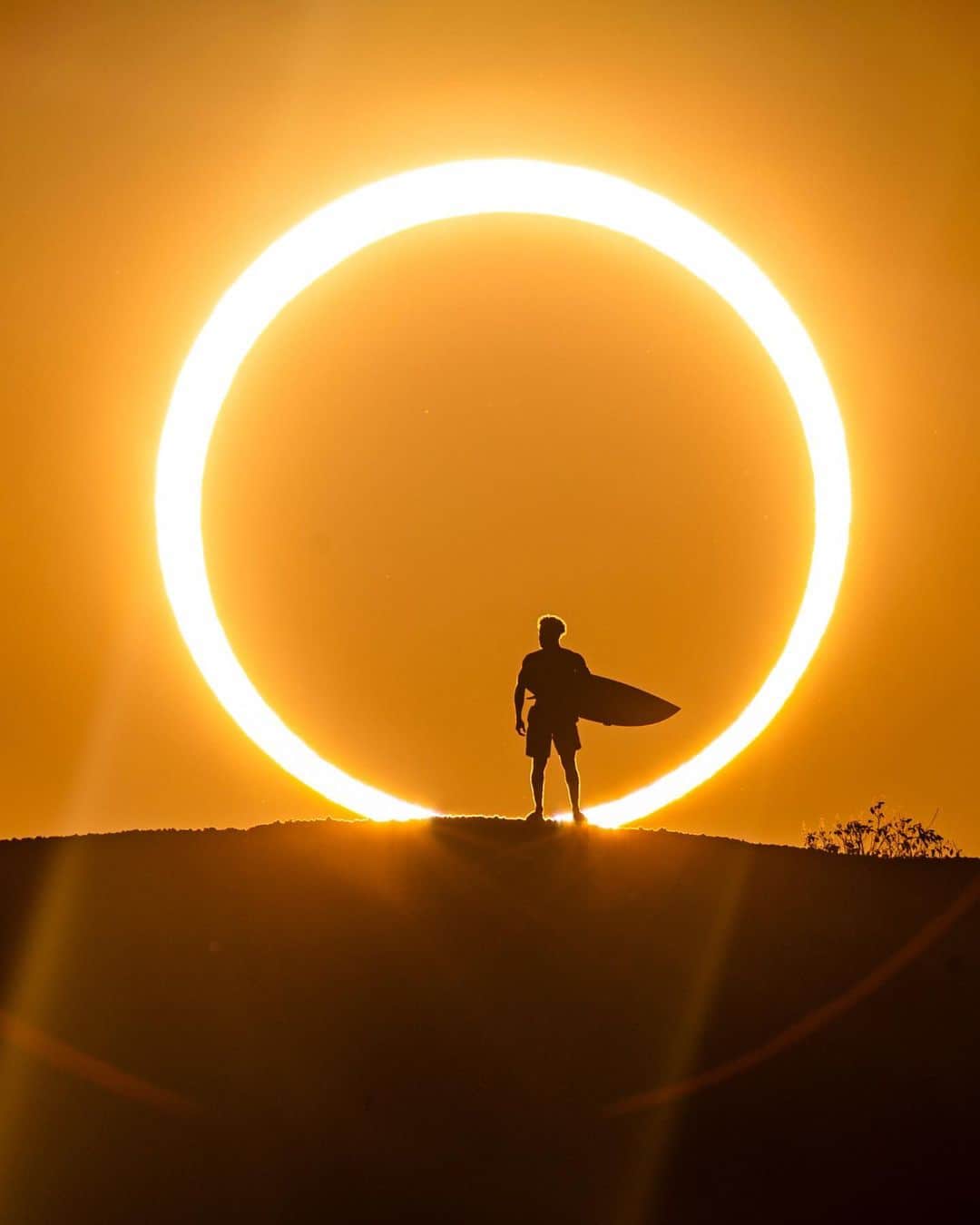レッドブルのインスタグラム：「ring lights are getting crazy these days 😏  📸: @marcelomaragni 🏄‍♂️: @italoferreira  #redbull #givesyouwiiings #solareclipse #space #photography」