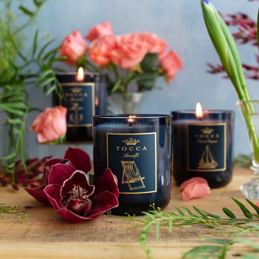 トッカのインスタグラム：「May we introduce 5 newcomers to our timeless Candela Classica Collection – each one a mesmerizing olfactory journey for your home (or home office!). From fresh & floral to warm & woody, there’s a candle for every mood, moment, and style. ⁠ ⁠ #TOCCA #LoveYourself ⁠ _⁠ #TOCCAbeauty #TOCCAperfume #TOCCAFragrance #TOCCAAmalfi #Amalfi #fragrance #eaudeparfum #perfume #perfumenotes #grapefruit #melon #pretty #perfumery #finefragrance #timelessbeauty #european #luxury #handcraftedbeauty #home #homefragrance #candle #scentedcandle #selfcare #relax #unwind #candelaclassica #new」