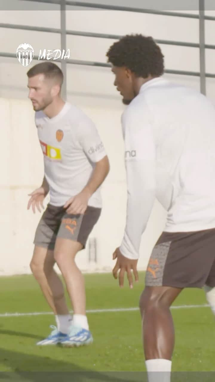 バレンシアCFのインスタグラム：「🔙 @jose_gaya & @thierry_jr14 🦇」