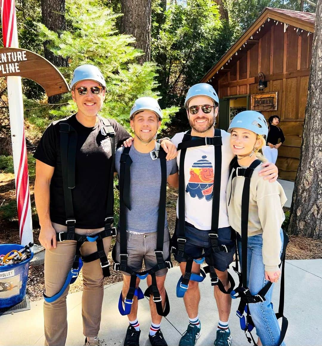 リンジー・ゴートさんのインスタグラム写真 - (リンジー・ゴートInstagram)「finding the joy in fall as the world falls apart. speaking of falls apart, swipe to last video to see how well i handled my first ziplining experience 🫠🍂🍁🎃 i love living in the mountains and it makes me so happy to share it with friends who come visit ❤️」10月17日 3時06分 - lindseygort