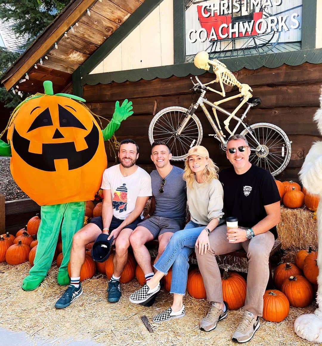 リンジー・ゴートさんのインスタグラム写真 - (リンジー・ゴートInstagram)「finding the joy in fall as the world falls apart. speaking of falls apart, swipe to last video to see how well i handled my first ziplining experience 🫠🍂🍁🎃 i love living in the mountains and it makes me so happy to share it with friends who come visit ❤️」10月17日 3時06分 - lindseygort