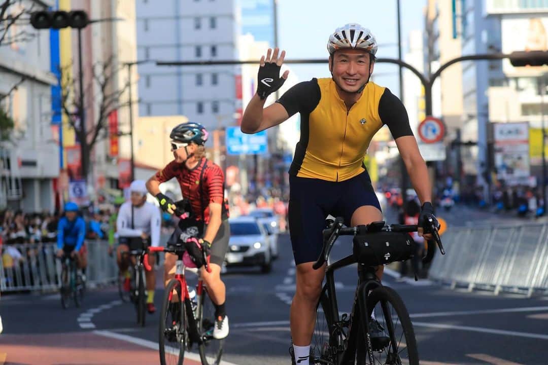 別府史之のインスタグラム：「ジャパンカップの公式大会アンバサダーとして参加しましたが、選手としての立場ではなくこうして大会に関われた事はとても貴重な経験でした。  会場でお会いした皆さんお声がけありがとうございました😉  @japancup_utsunomiya / @ekoicycling」