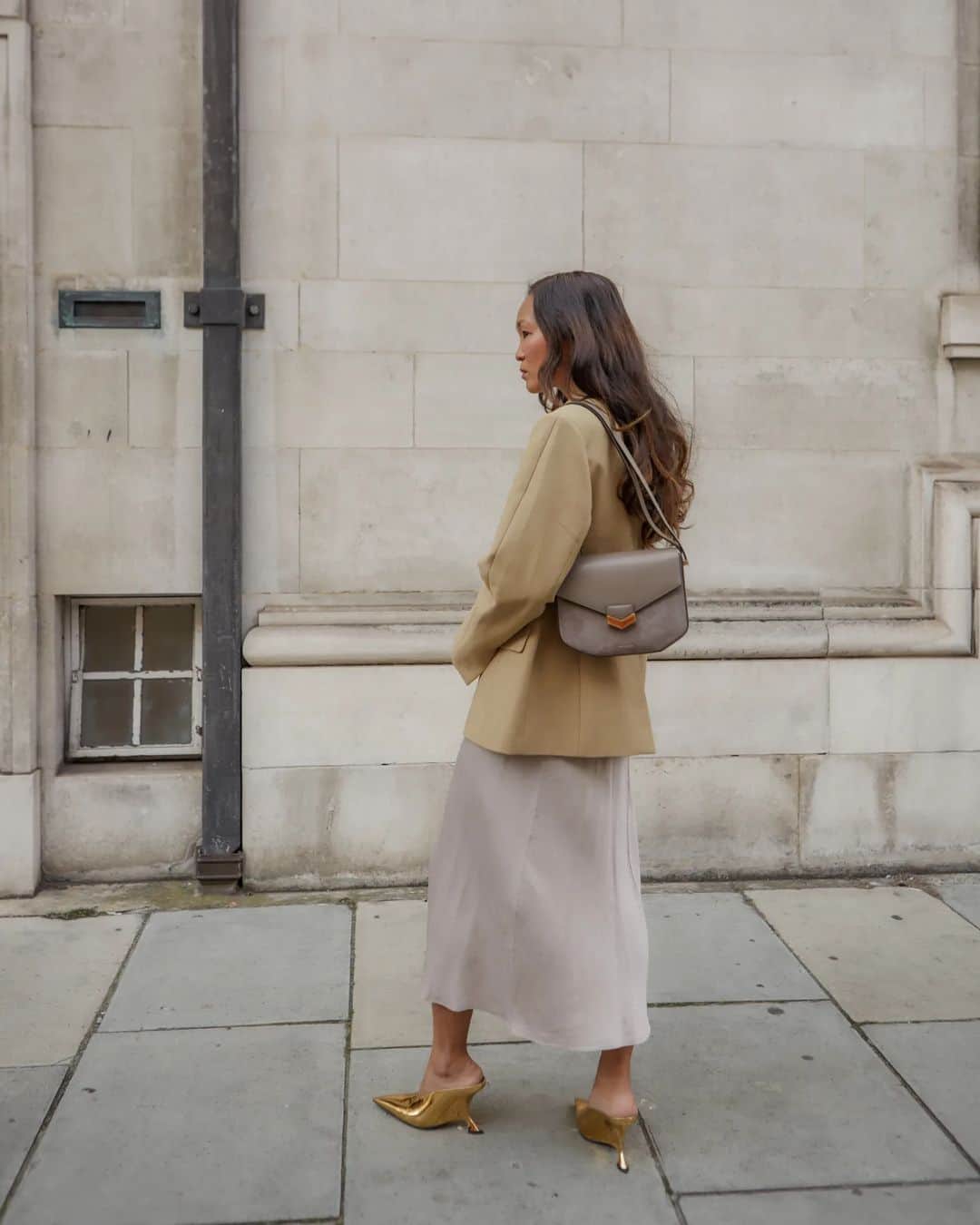 Mariko Kuoのインスタグラム：「Taking this @demellierlondon x @hannahstraffordtaylor bag for a spin 💫」