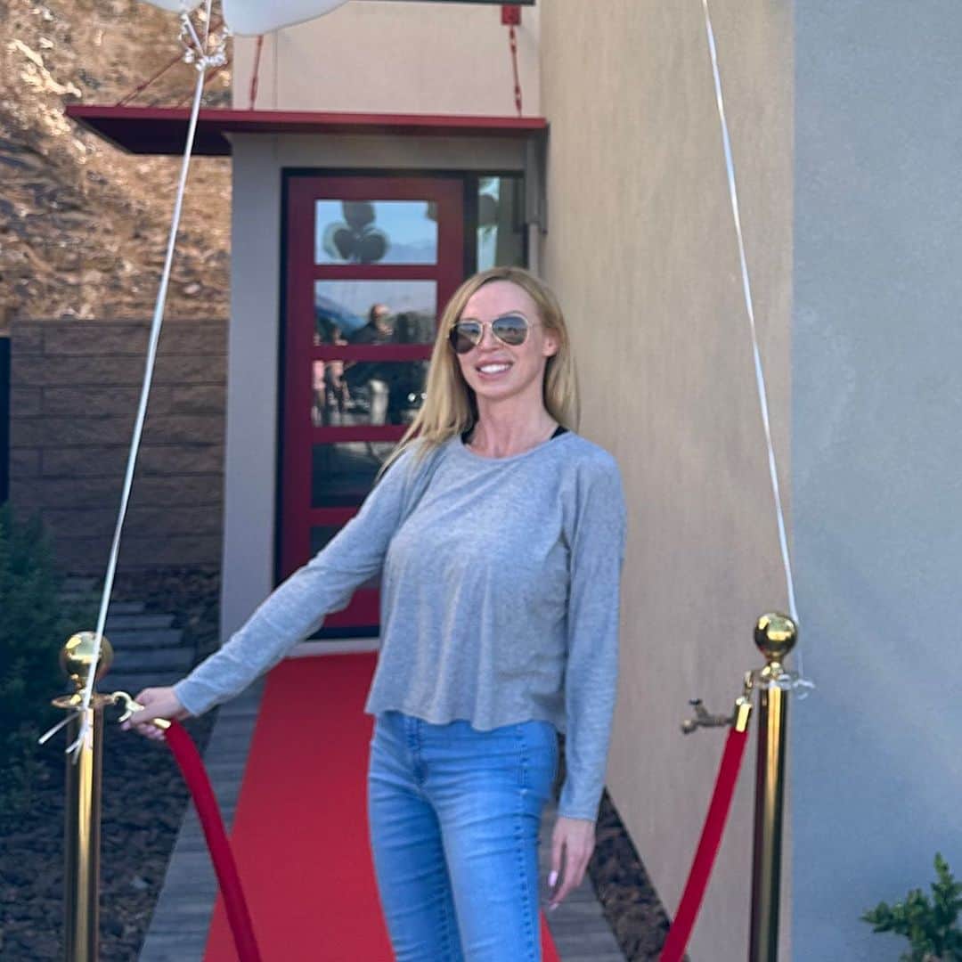 ニッキー・ベンツのインスタグラム：「Today I got the keys to my new house in Nevada. Super excited to start a new chapter in my life. I’ve lived in California for the past 20 years. I still love you Cali, but now I’m here!」