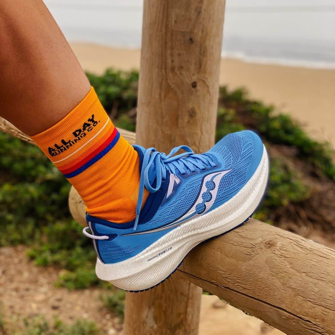 サッカニーのインスタグラム：「Lace up with the Triumph 21s, next-level cushioning for all-day comfort.  @alldayrunningco see you at Runningman tomorrow! 👀」