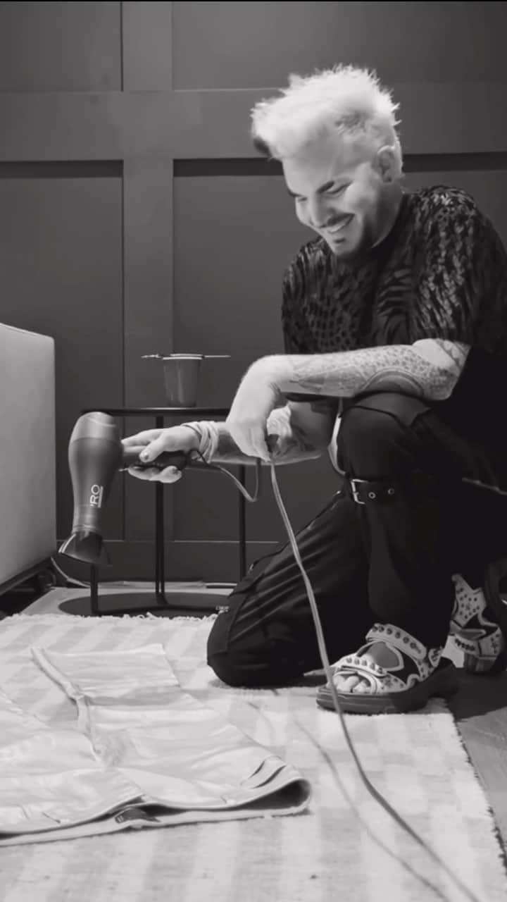 アダム・ランバートのインスタグラム：「#RhapsodyTour   🎥: @reyalstudio」