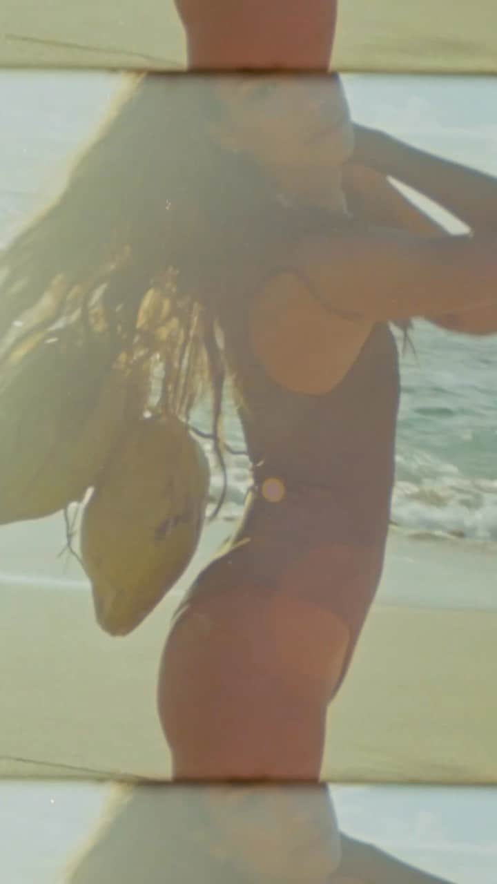マリア・マーフィーのインスタグラム：「coconut wireless 🥥 @strait.thelabel」