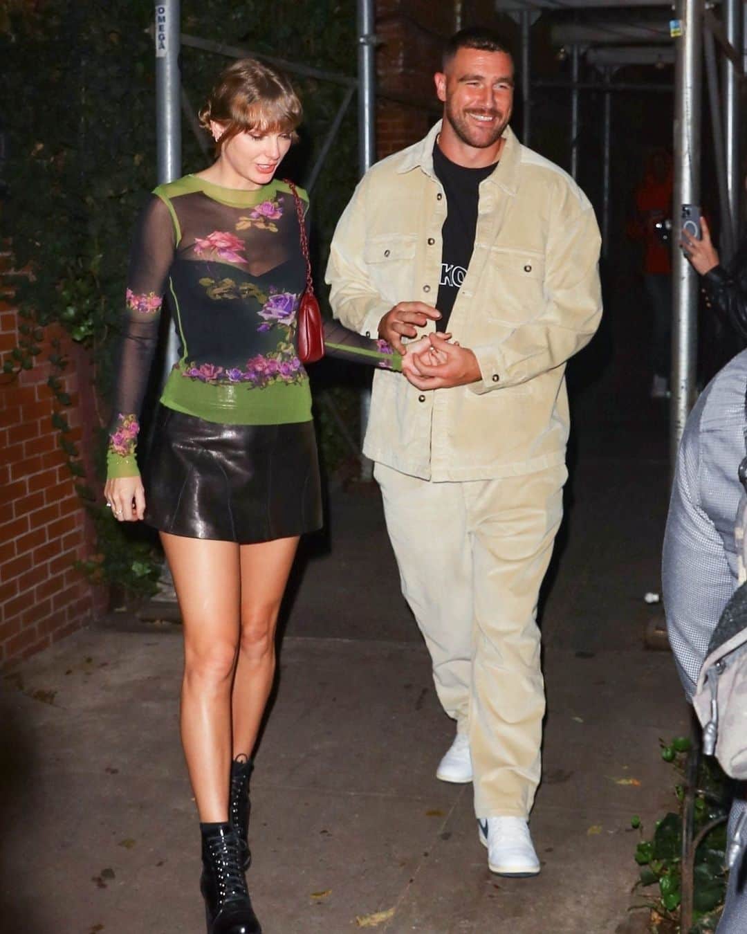 Vogueさんのインスタグラム写真 - (VogueInstagram)「Leave it to @TaylorSwift and Travis Kelce (@killatrav) to deliver fall-forward couple style, mere hours after making things official. The superstar duo stepped out for dinner in NYC the night after making things official as a couple at Saturday Night Live, both showing out in their outfits. Tap the link in our bio for the head-to-toe details behind their looks.」10月17日 3時41分 - voguemagazine