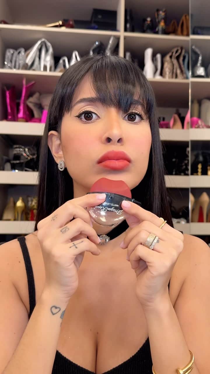 Gabriela Salesのインスタグラム：「Lacrinhas, e vamos a mais um Ricomprinha aleatória de make. Batom em formato de boca pra carimbar nos lábios. Né que funciona? Kkkk O que acharam?」