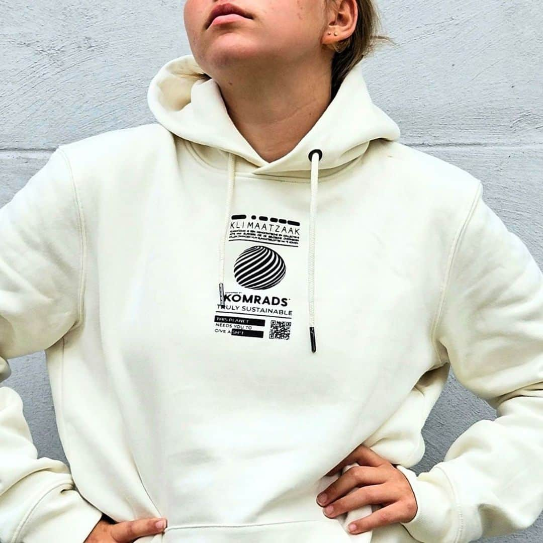 コムラッズさんのインスタグラム写真 - (コムラッズInstagram)「Komrads is teaming up with Klimaatzaak to bring you super-cozy, luxe hoodies with a purpose! 🧥✨  20% Of the proceeds will be donated to support Klimaatzaak in their mission for a greener world.   Join us in making a stylish statement for the planet! 🌿💚   #KomradsXKlimaatzaak #SustainableFashion #ClimateAction #FashionWithPurpose」10月17日 3時37分 - komrads.world