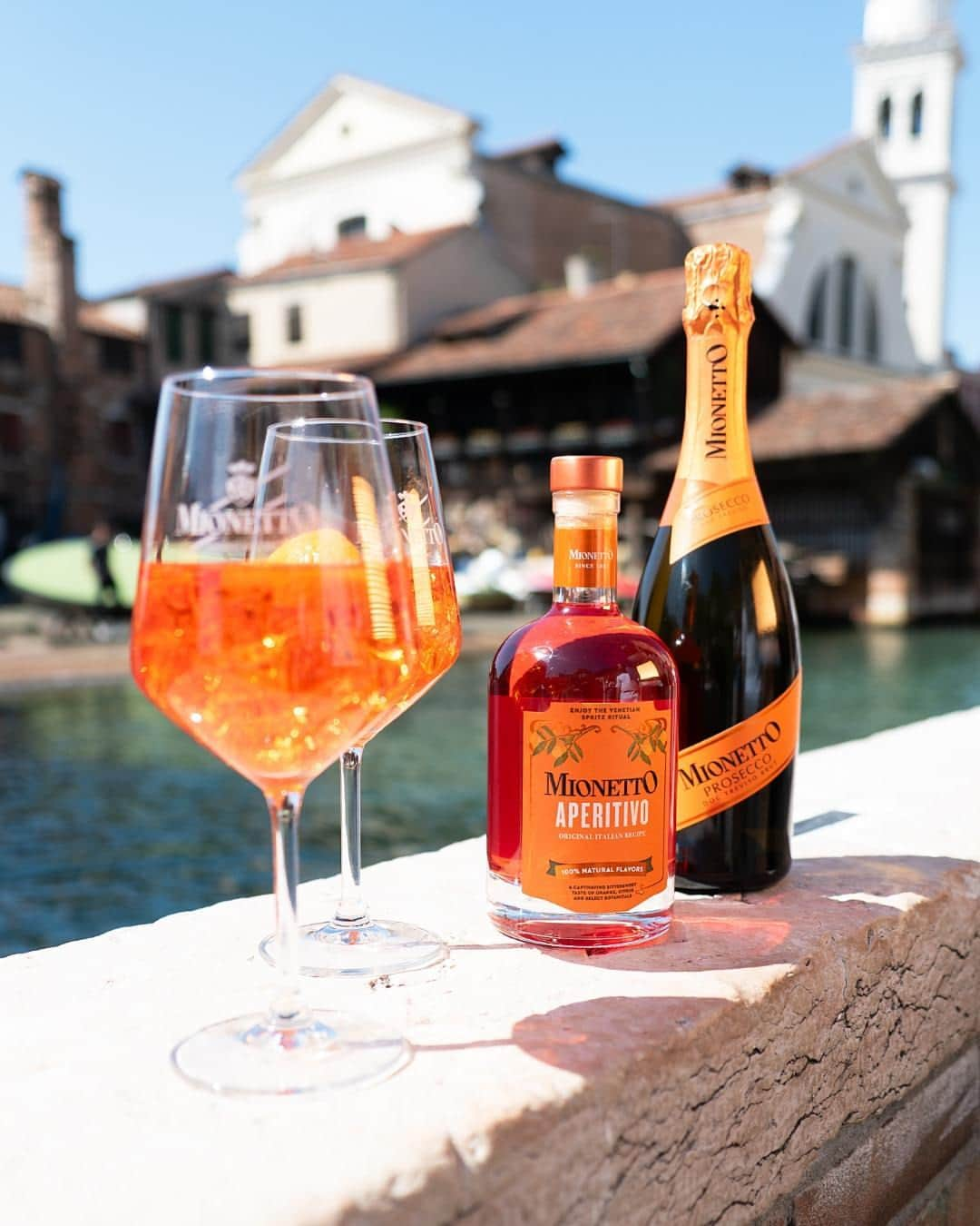 Mionetto Proseccoのインスタグラム：「Breaking news: è arrivato il Mionetto Spritz! Tutto il piacere di un perfetto Spritz grazie alla combinazione del nuovo Mionetto Aperitivo e del nostro Prosecco Doc Treviso. Dagli aromi 100% naturali, Mionetto Aperitivo è ottenuto secondo una nostra esclusiva e originale ricetta a base di agrumi e botaniche selezionate che gli donano un carattere davvero unico. Curiosi di provarlo?  Breaking news: the Mionetto Spritz has arrived! All the pleasure of a perfect Spritz thanks to the combination of the new Mionetto Aperitivo and our Prosecco Doc Treviso. With 100% natural aromas, Mionetto Aperitivo is made according to our exclusive and original recipe based on citrus fruits and selected botanicals that give it a truly unique character. Curious to try it?  #mionetto #prosecco  #mionettoeshop  #mionettoprosecco  #mionettoinsieme #orangesoul  #rosewine #rosewinelovers #proseccorosé #proseccolover #proseccotime #proseccosuperiore #proseccohills #collinedelprosecco  Bevi Mionetto responsabilmente⁣⁣⁣⁣ Enjoy Mionetto responsibly」