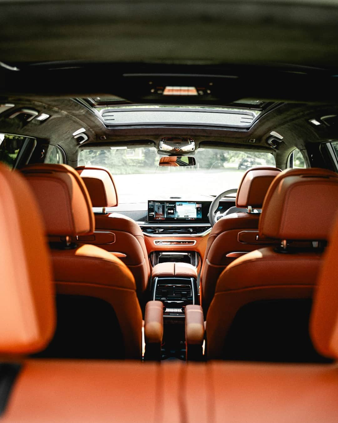 BMWさんのインスタグラム写真 - (BMWInstagram)「Exquisite in every way - the interior of the BMW X7 in Individual Oxford Green with Tartufo Leather. #BMWRepost @andrew.barker.bmw @WithoutLimitsMedia   The BMW X7 M60i xDrive. #THEX7 #BMW #X7 #BMWM #MPerformance __ BMW X7 M60i xDrive : Combined fuel consumption: 12.9–12.1 l/100 km. Combined CO2 emissions: 292–273 g/km. All data according to WLTP. Further info: www.bmw.com/disclaimer」10月17日 3時55分 - bmw