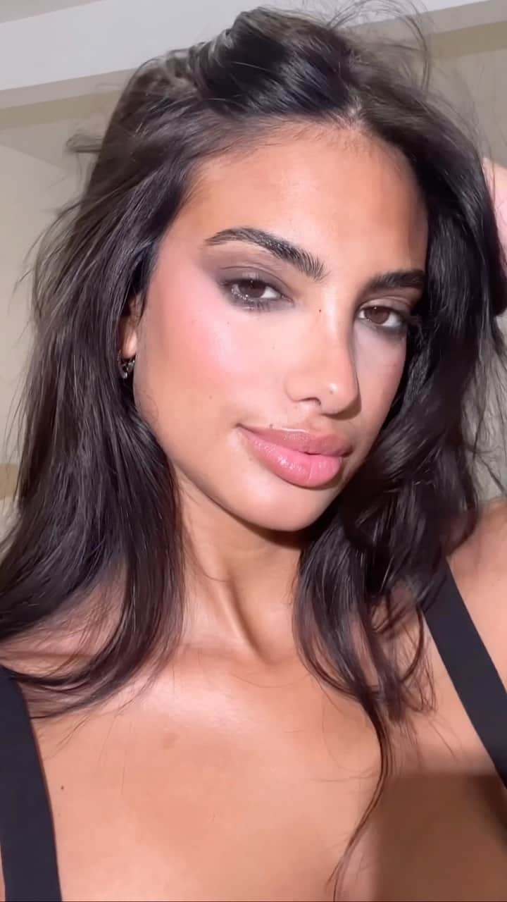KIKO MILANOのインスタグラム：「@embtf goes for soft smudged eyes and natural lips using our #KIKOCrazy90s limited edition collection 💛✨ What’s your go-to #makeuplook?  Velvet Sheer Foundation 05 - Incredible Duo Stick Concealer 03 - 2-In-1 Face Contour Stick 03 - Rock And Blush 03 - Matte Eyeliner & Kajal 04 - 36h Lasting Volume & Length Effect Mascara - Roller Serum Lip Balm - Face 10 Blush Brush - Eyes 52 Powder Shader Brush  #KIKOTrendsetters #makeuptutorial #90smakeup #glowyskin #smokyeyes」