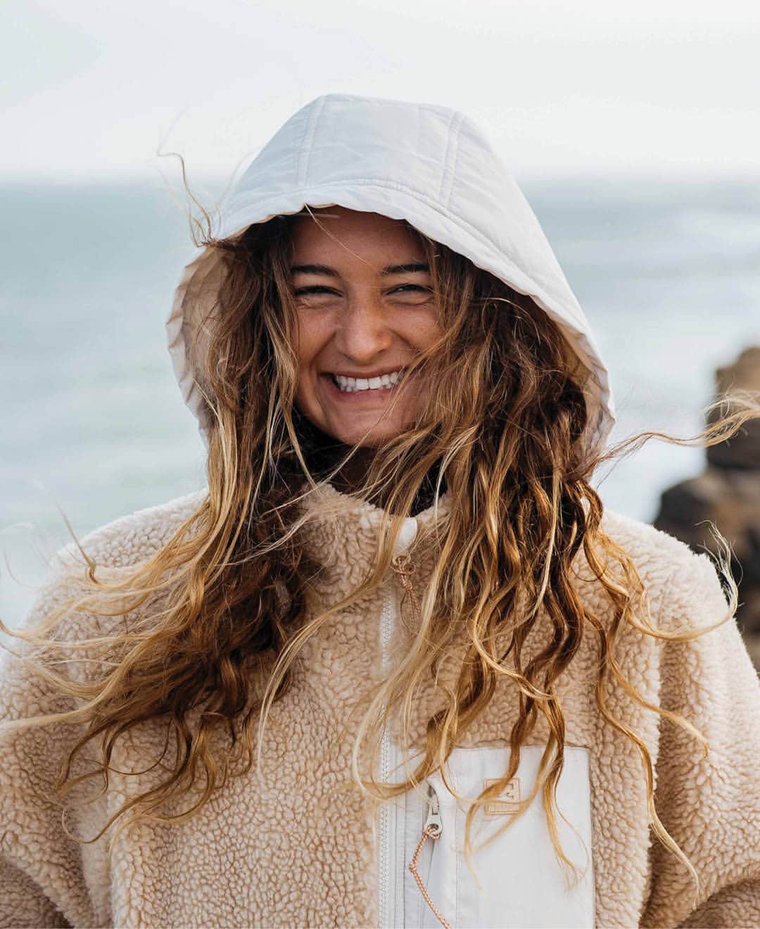 BILLABONG WOMENSさんのインスタグラム写真 - (BILLABONG WOMENSInstagram)「Two weeks of cruising up and down the Atlantic coastline chasing swell on the outskirts of the Sahara. An epic adventure we won’t forget.  Watch the film, link in bio. #Billabongadventuredivison  📷 @duncanm, @jimmicane」10月17日 4時00分 - billabongwomens