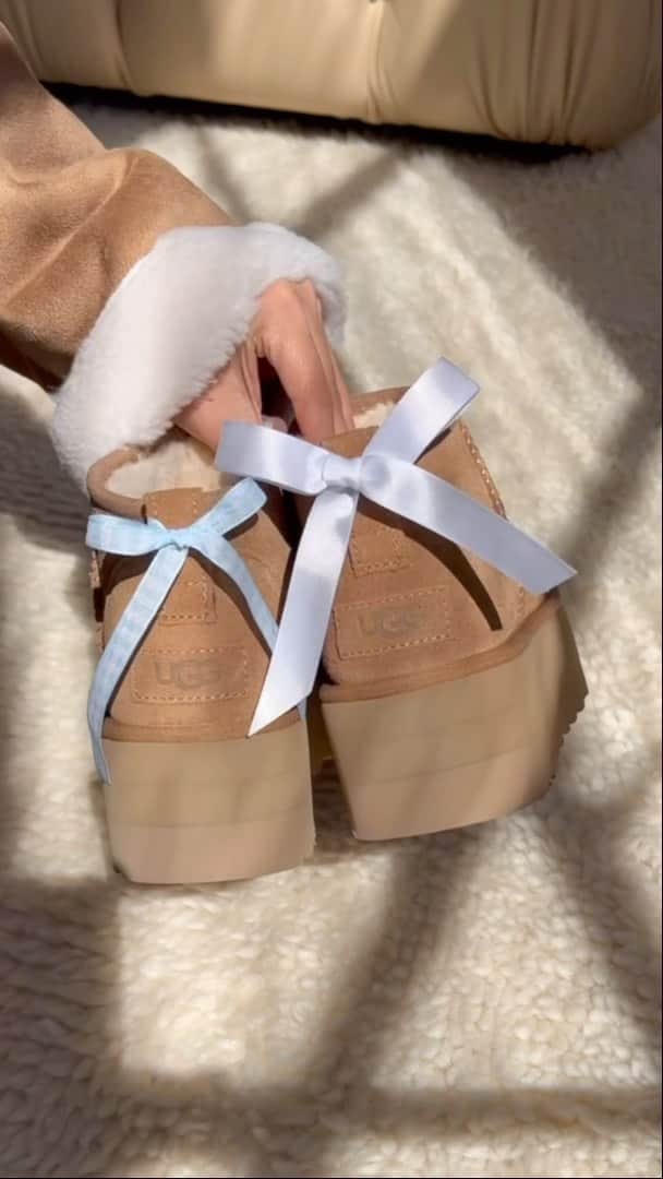 アグのインスタグラム：「If you like it just put a bow on it and you’ll like it even more. 🎀  Trend created by @mel.amartinez   #UGG #FeelsLikeUgg #UggSeason」