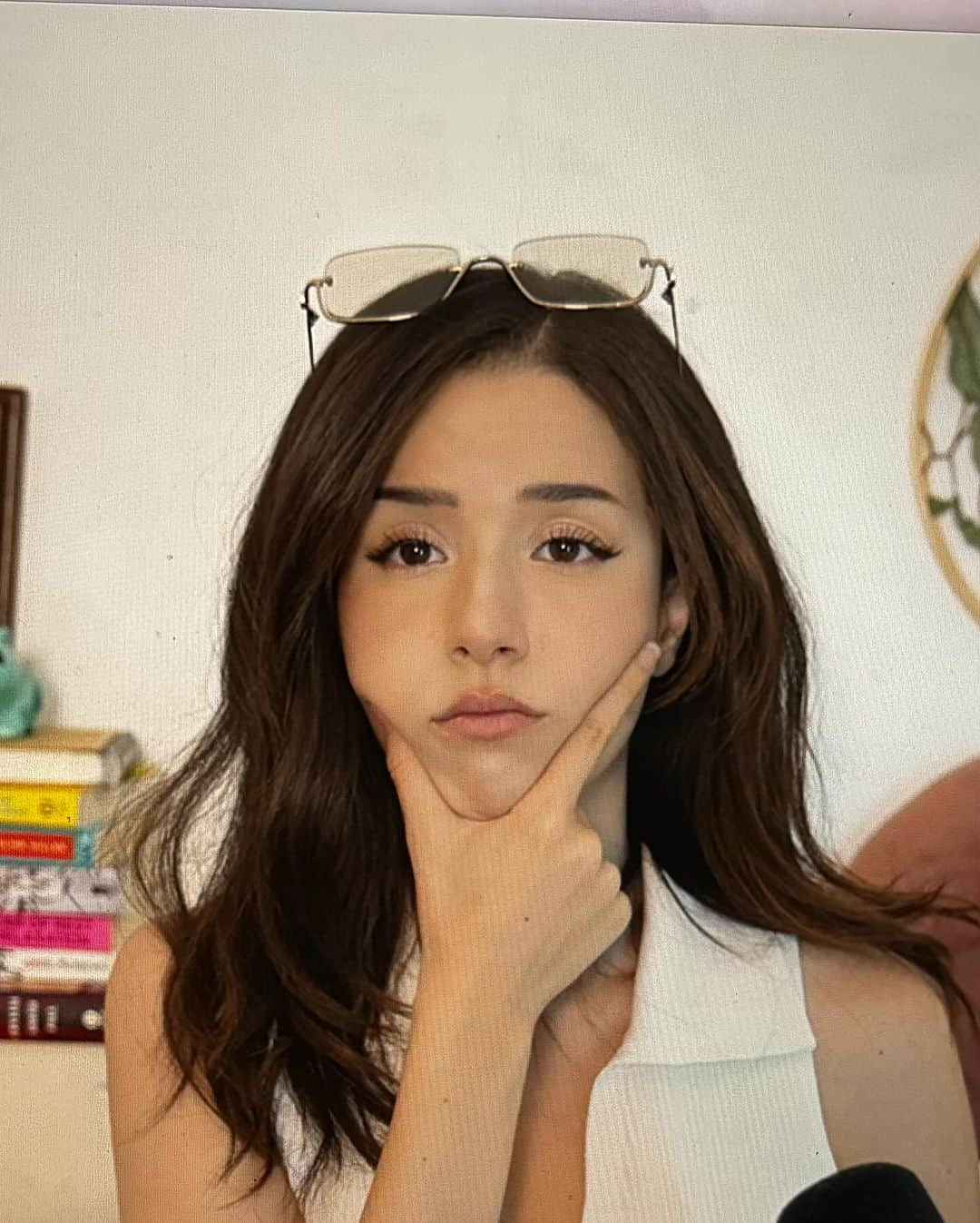 Pokimaneさんのインスタグラム写真 - (PokimaneInstagram)「the real me 🤓☝🏻」10月17日 4時19分 - pokimanelol