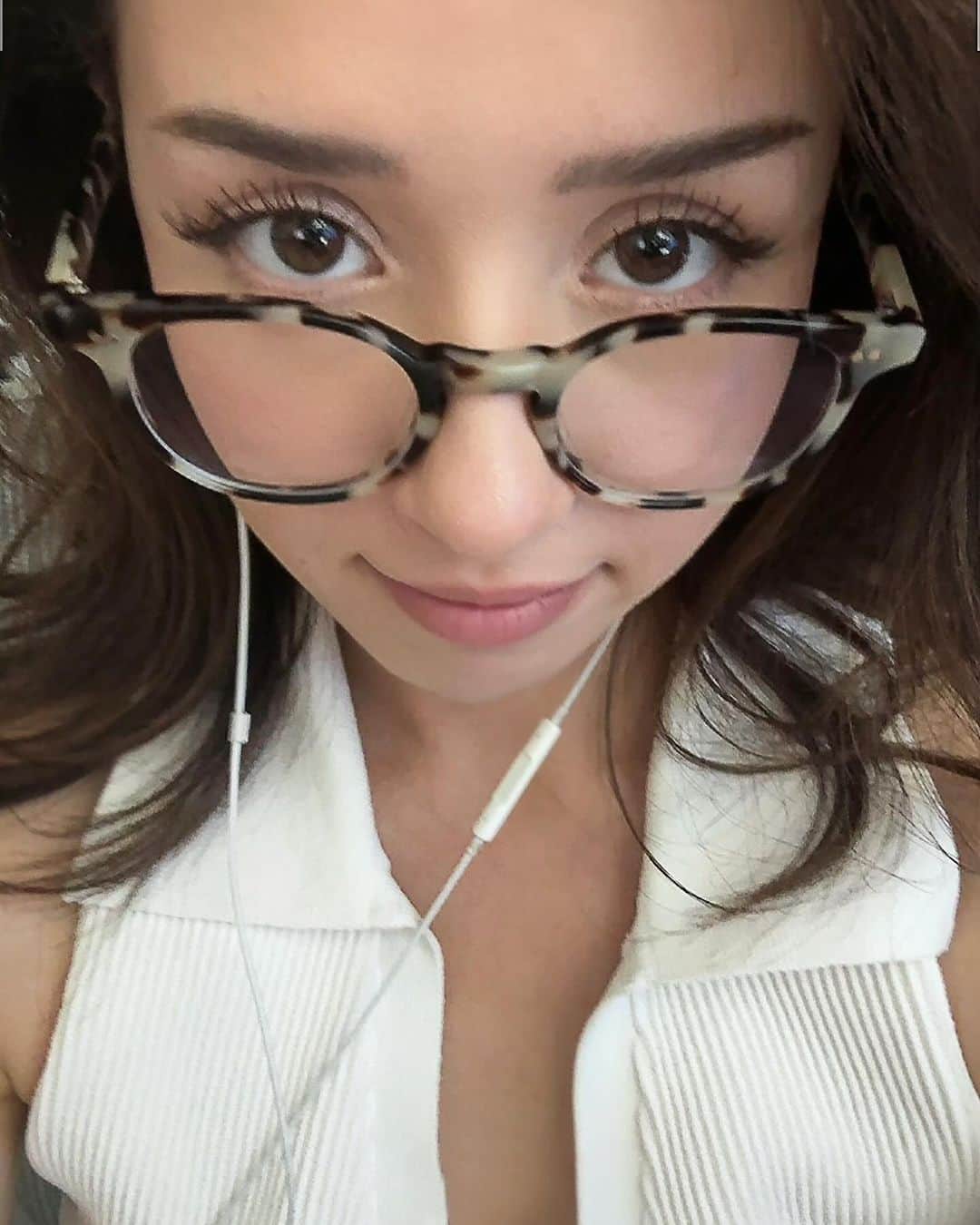 Pokimaneのインスタグラム：「the real me 🤓☝🏻」