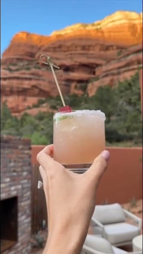 のインスタグラム：「Good drinks? Kickass pool view? Soaking tub? Count me in. #30SecondVibeCheck  Why @enchantment_resort is Cosmo-editor-approved: -Not a single bad view on the property 🤩 -Luxe vibes in the suites 🫶 -The on-site dining options are a 10/10 🤤」